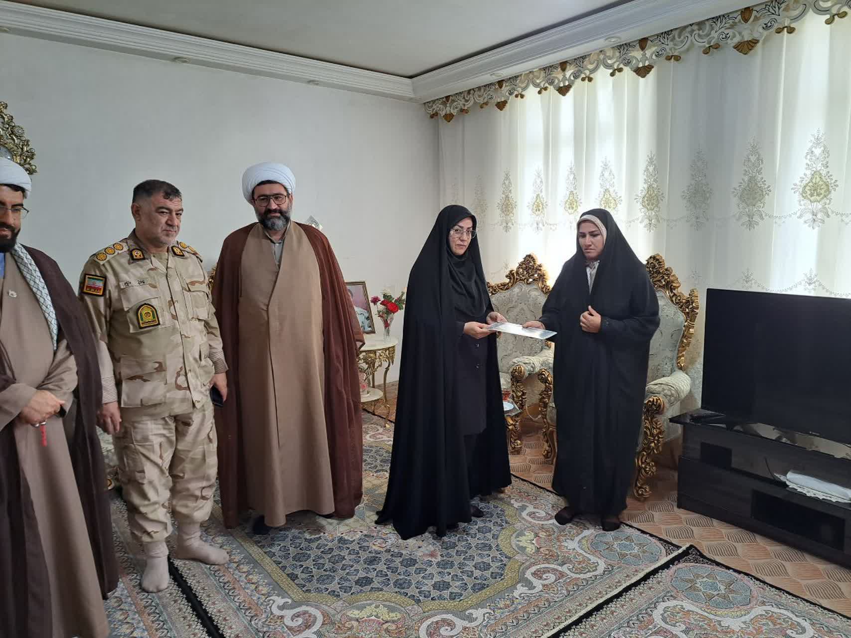 تجلیل فرماندار پلدشت از خانواده شهید والامقام مهدی حسینزاده در هفته فراجا