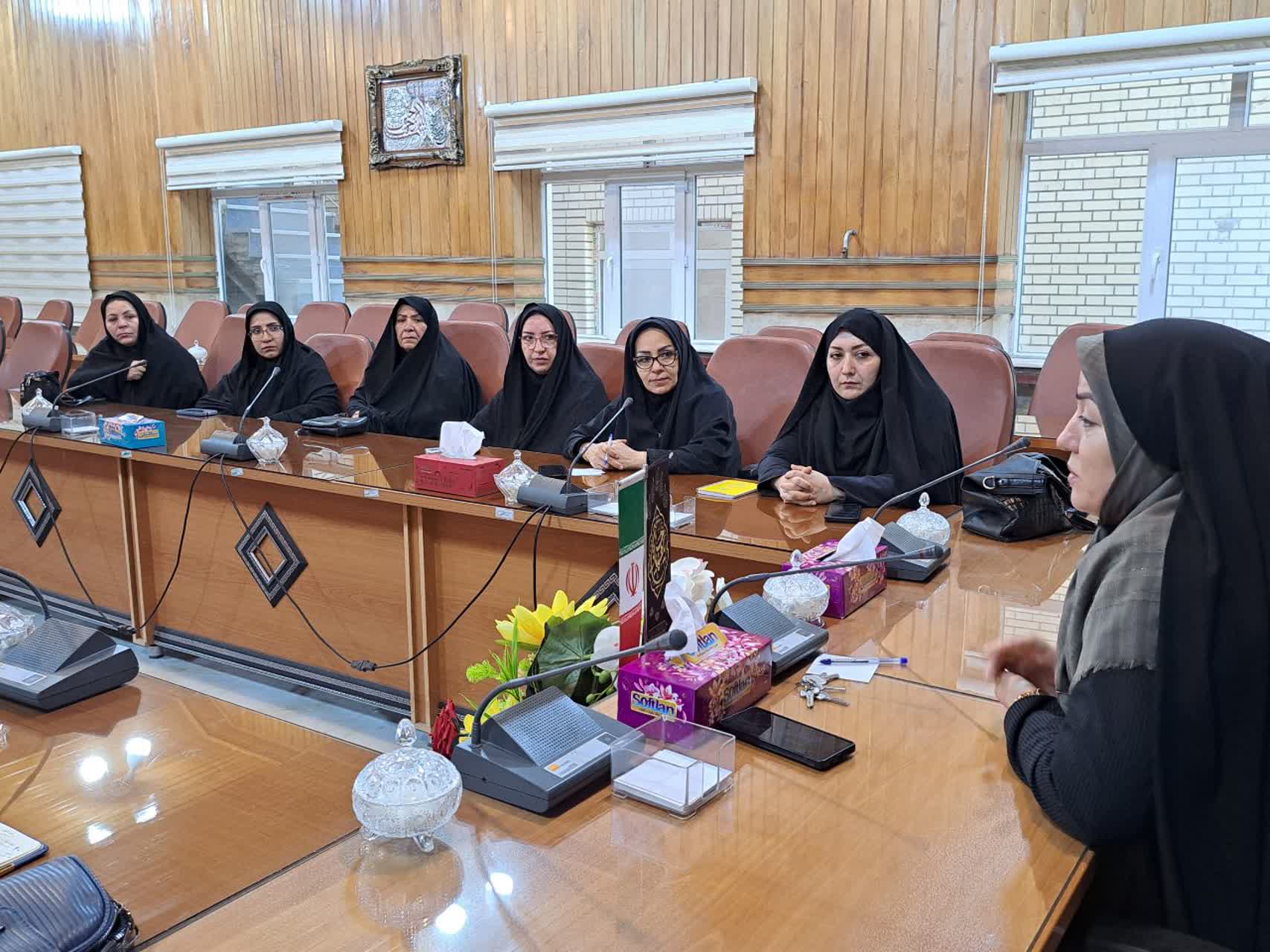 نشست هماندیشی بانوان شهرستان پلدشت با فرماندار/ تاکید رعنا قربانی بر بهرهگیری از ظرفیت بخش خصوصی برای توسعه پلدشت و ایجاد اشتغال برای بانوان