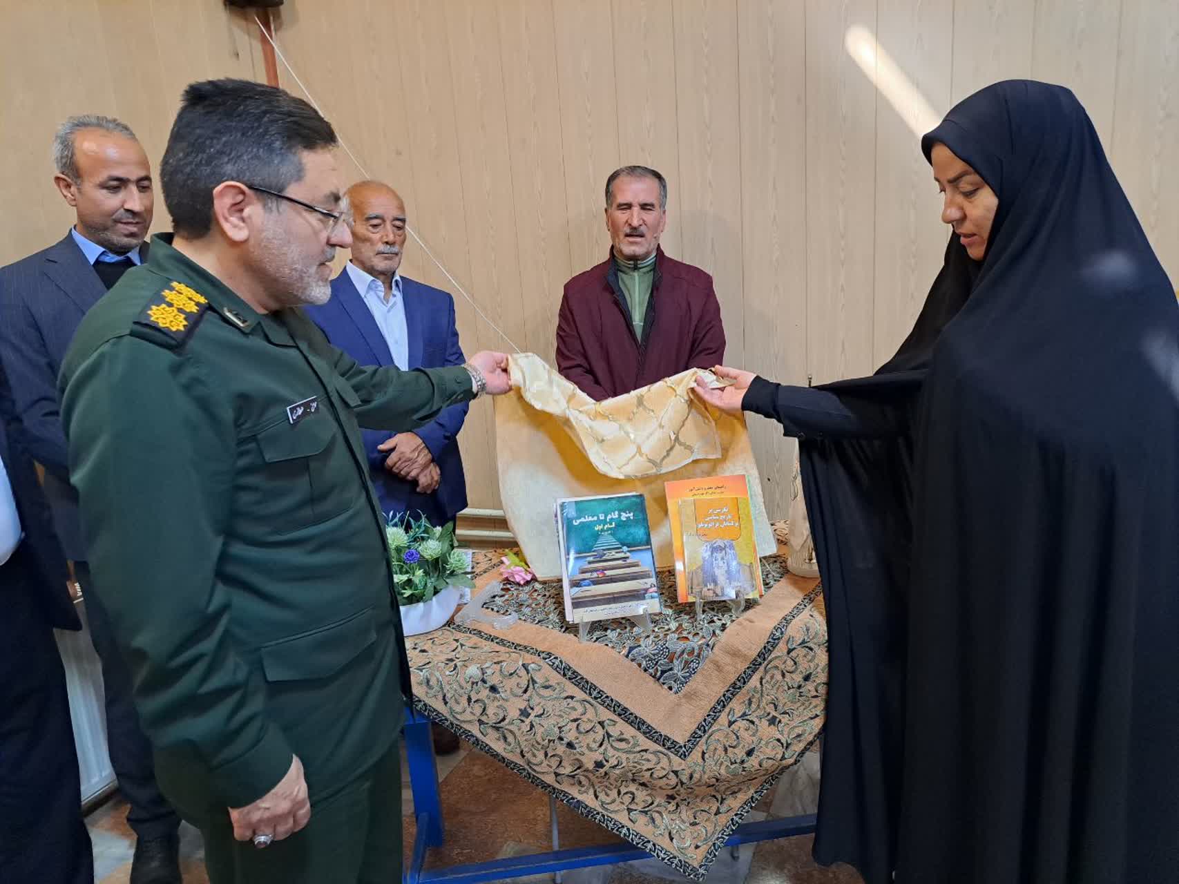 پرداختن به کتاب و قلم از شرافت و جایگاه ویژه‌ای برخوردار است و کسانی که در این مسیر گام برمی‌دارند، دارای جایگاهی ارزشمند در جامعه هستند