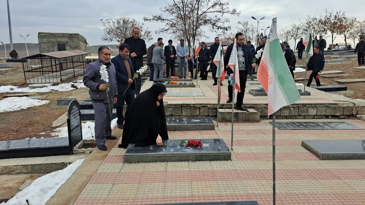 بمناسبت بزرگداشت ایام الله دهه مبارک فجر، آیین غبارروبی و عطرافشانی مزار شهدای شهر نازک برگزار شد