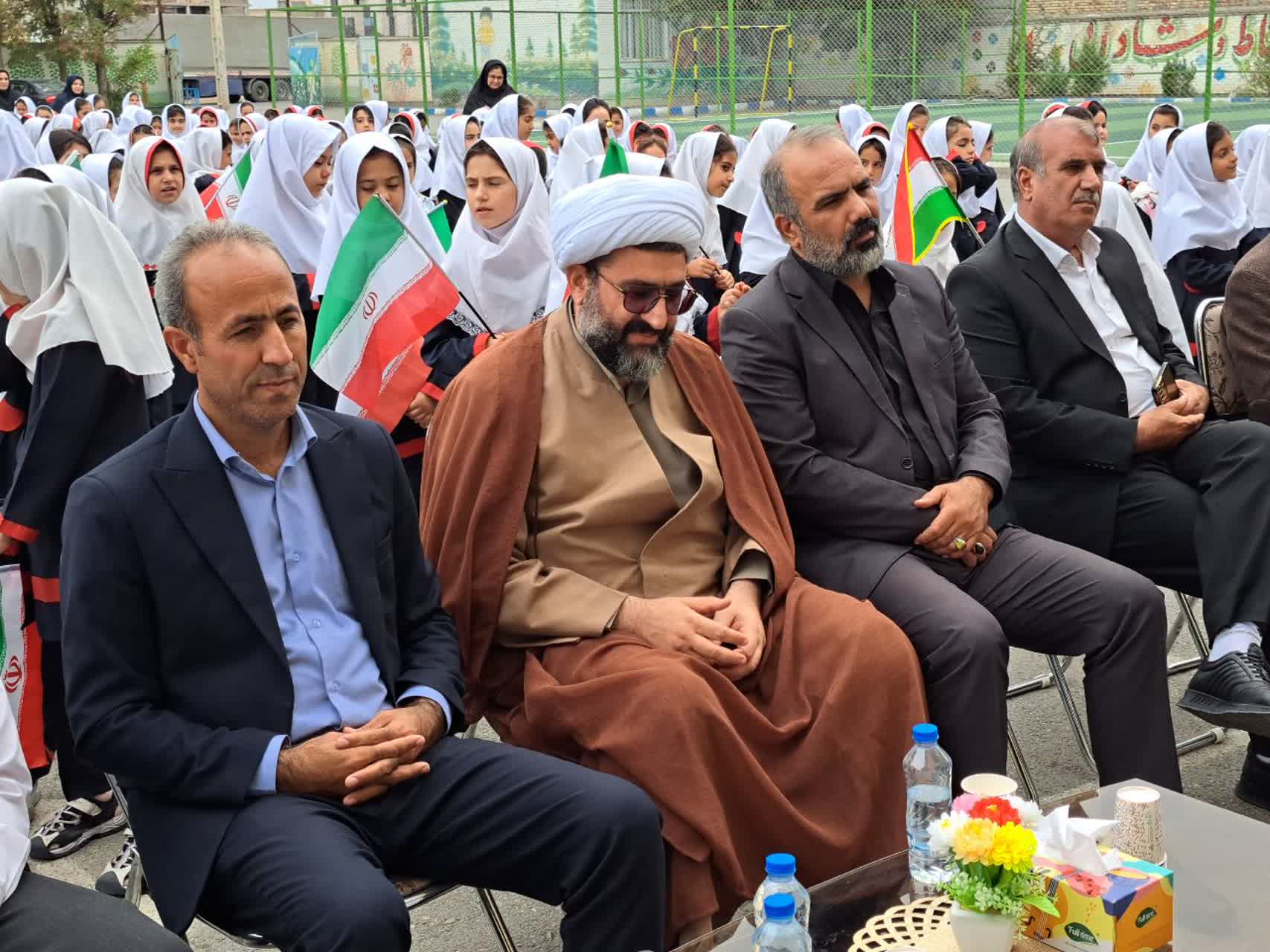 آیین شهرستانی جشن عاطفهها در دبستان حضرت رقیه(س) پلدشت برگزار شد