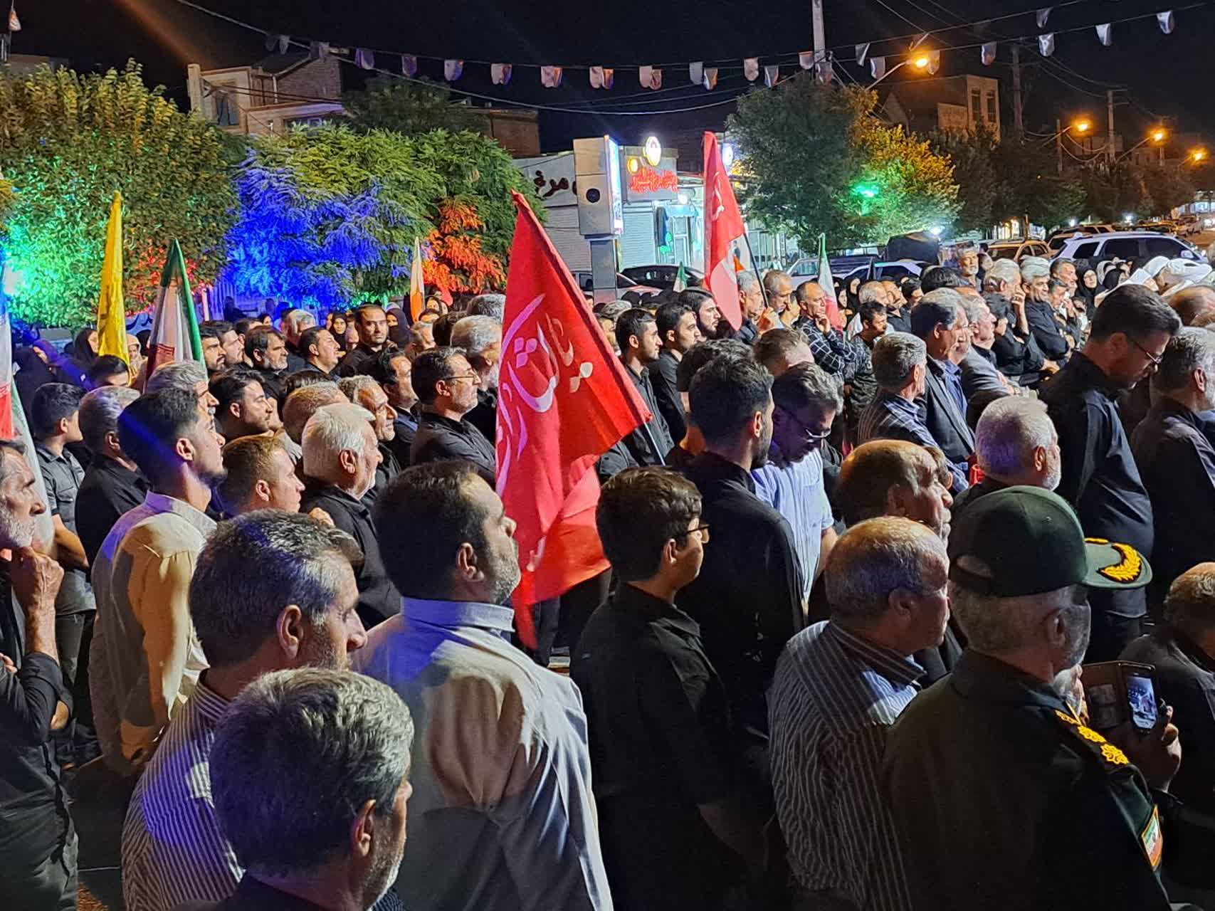 مراسم شام غریبان رهبر شهید انقلاب در پلدشت برگزار شد / تجلیل از دانشآموزان هنرمند و توزیع غذای گرم