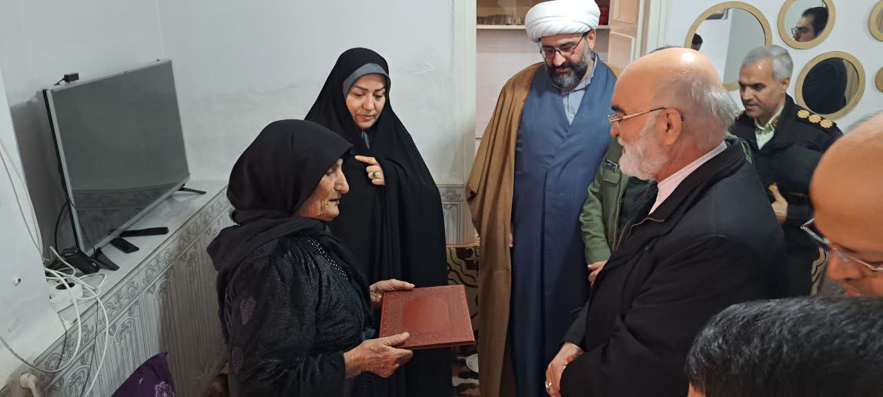 دیدار معاون امور بین الملل قوه قضائیه و فرماندار شهرستان پلدشت با مادر شهیدان والامقام قاسم زاده