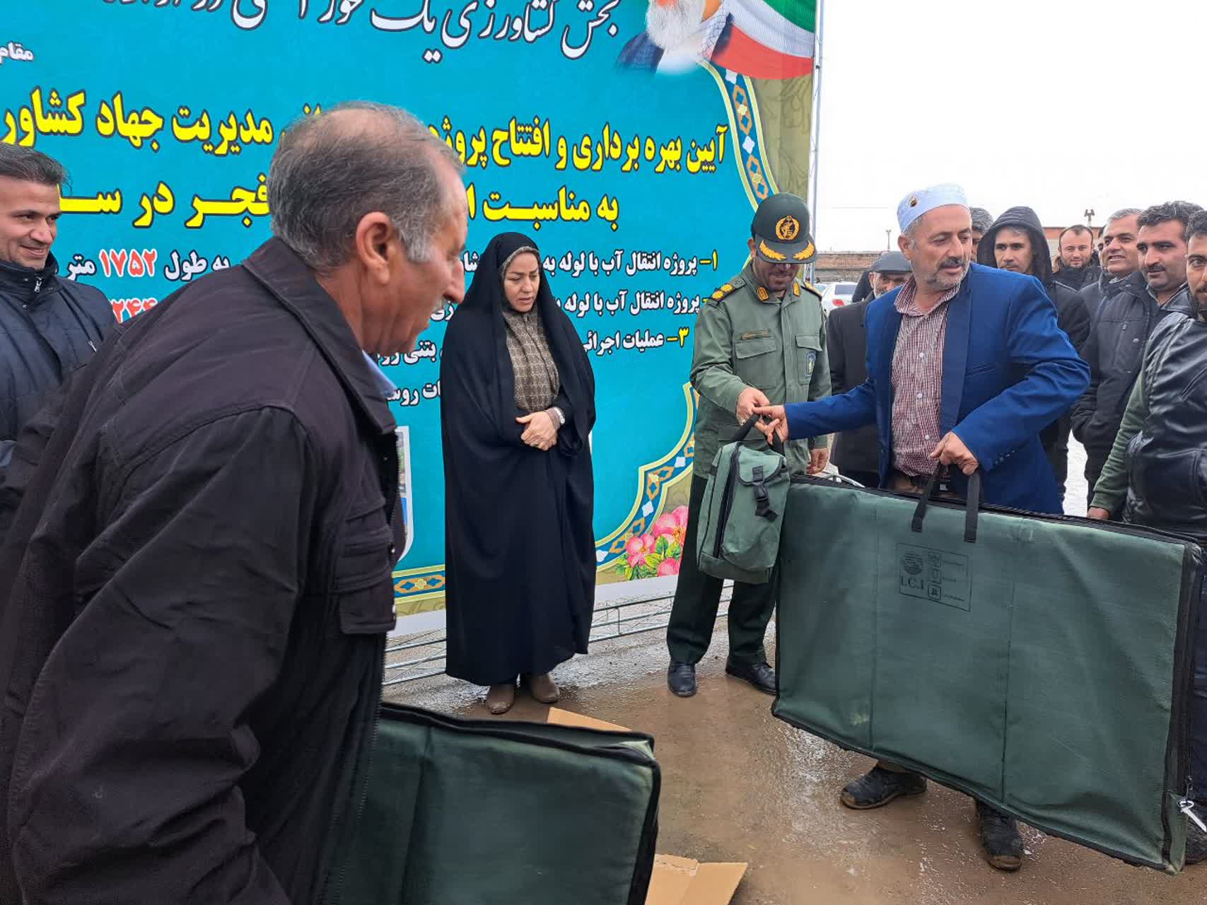 توزیع 46 دستگاه پنل خورشیدی میان عشایر شهرستان پلدشت به مناسبت دهه فجر