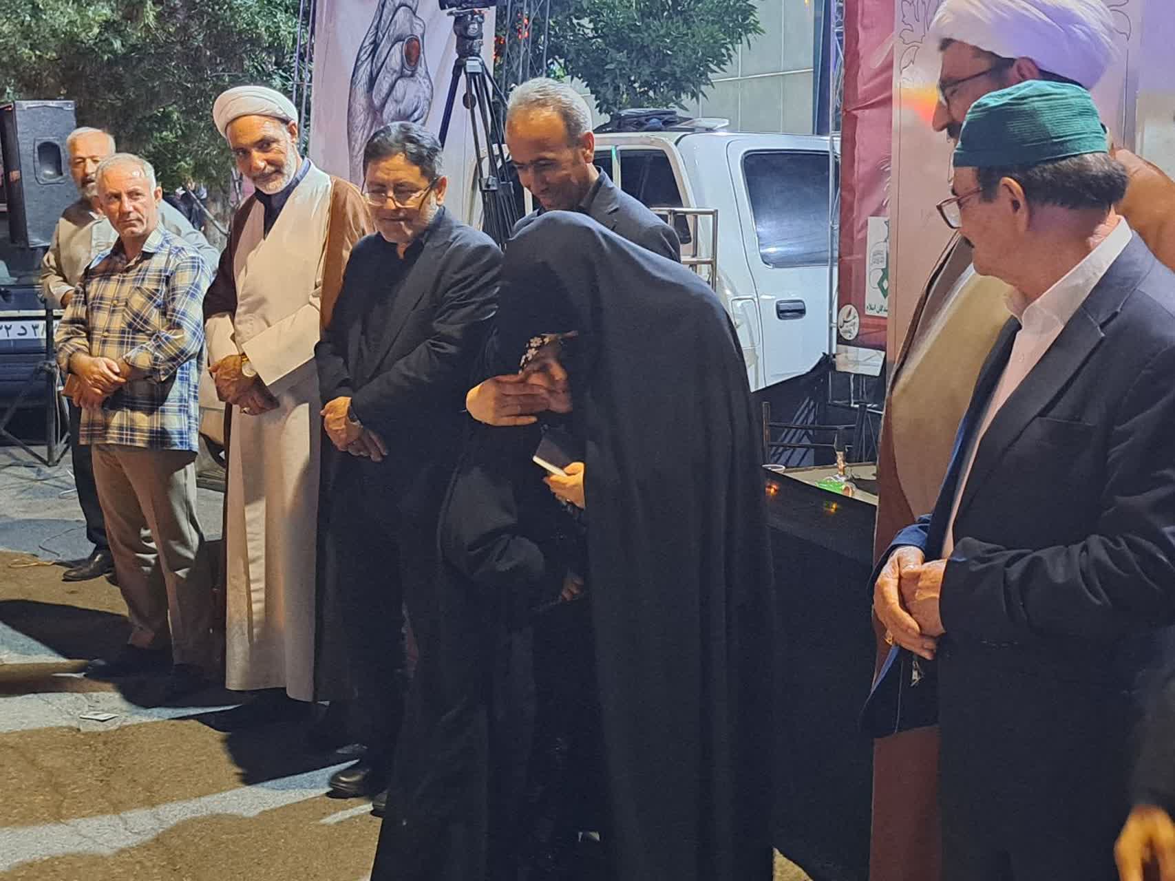 مراسم شام غریبان رهبر شهید انقلاب در پلدشت برگزار شد / تجلیل از دانشآموزان هنرمند و توزیع غذای گرم