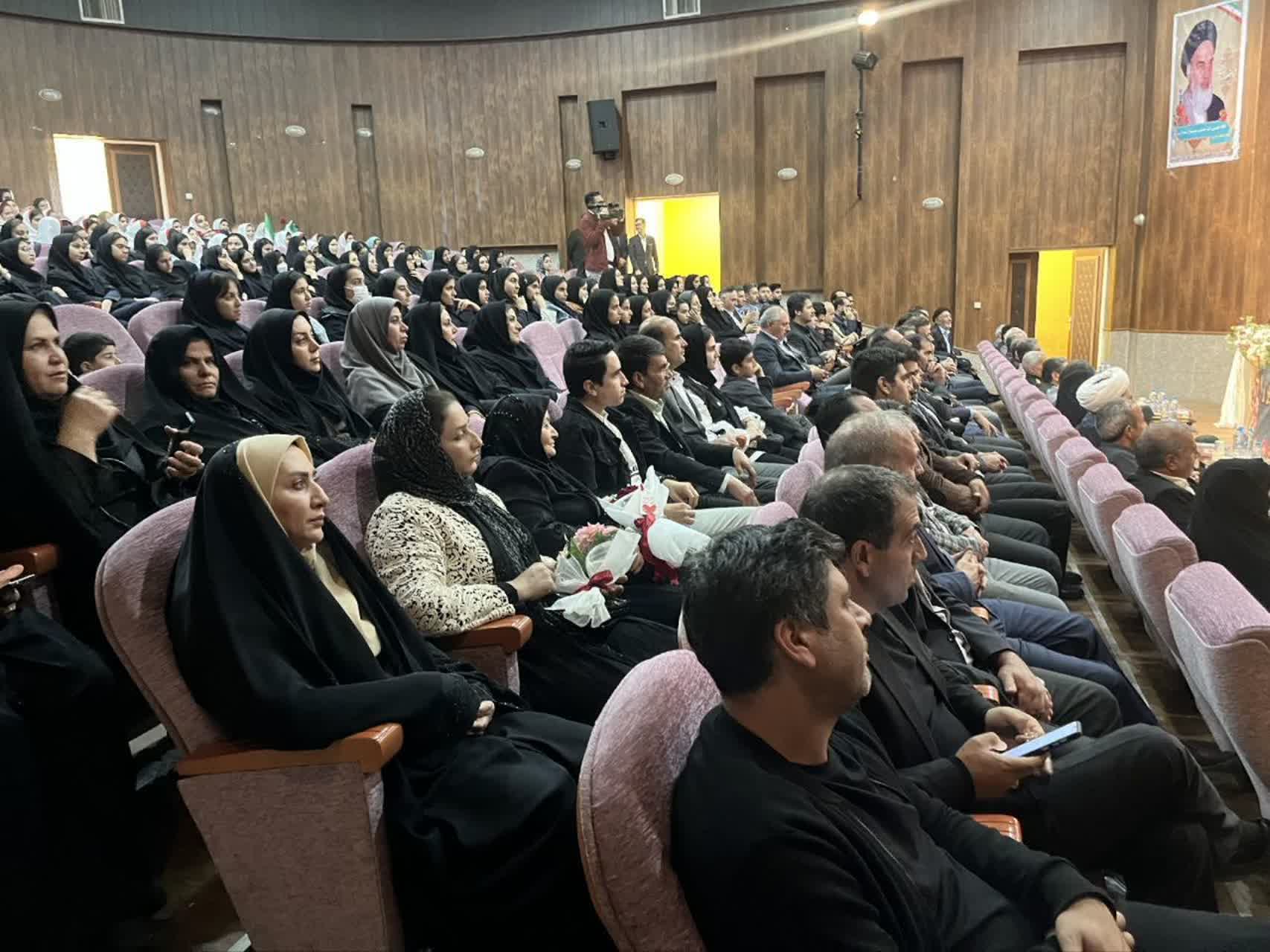 نقش معلم تنها در انتقال دانش خلاصه نمیشود، بلکه آنان معماران شخصیت و اخلاق نسل آیندهاند