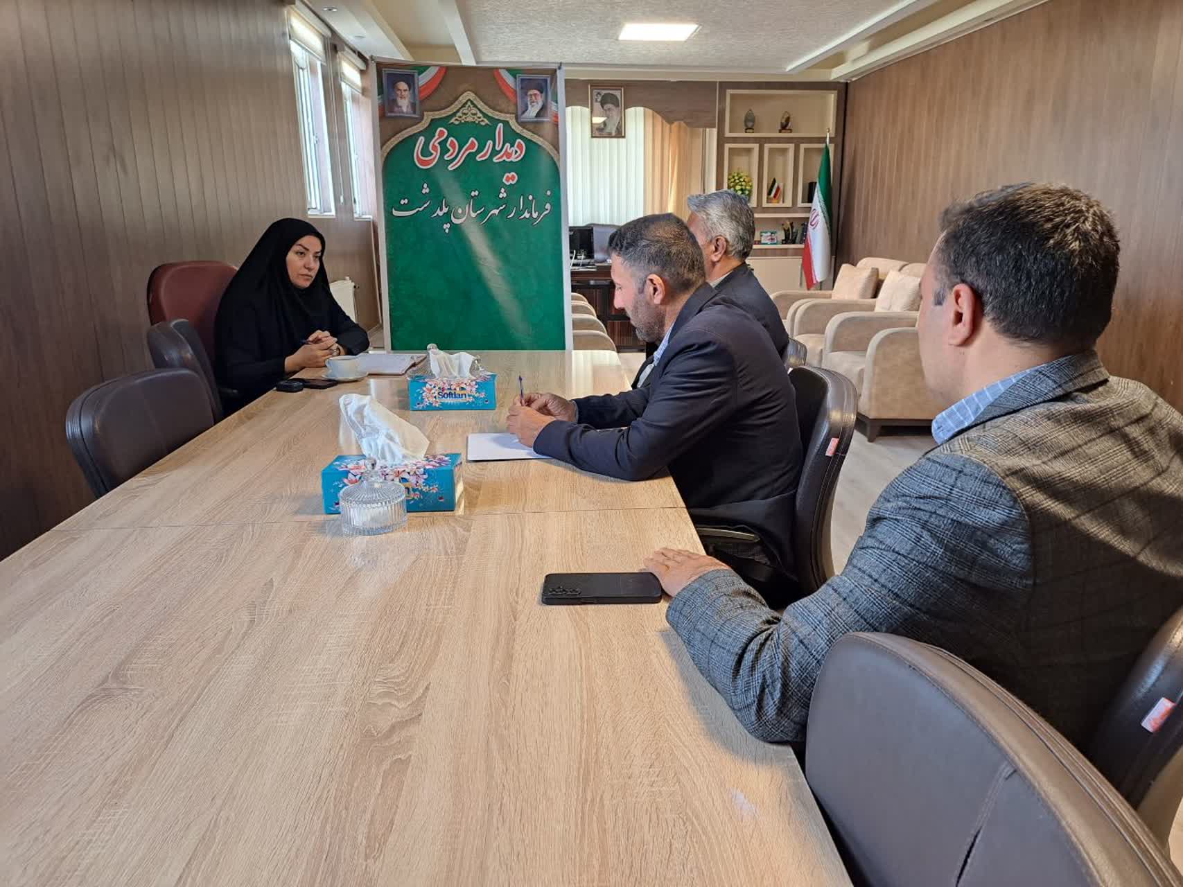 دیدار چهره به چهره رعنا قربانی، فرماندار شهرستان پلدشت با تعدادی از اقشار مختلف مردم