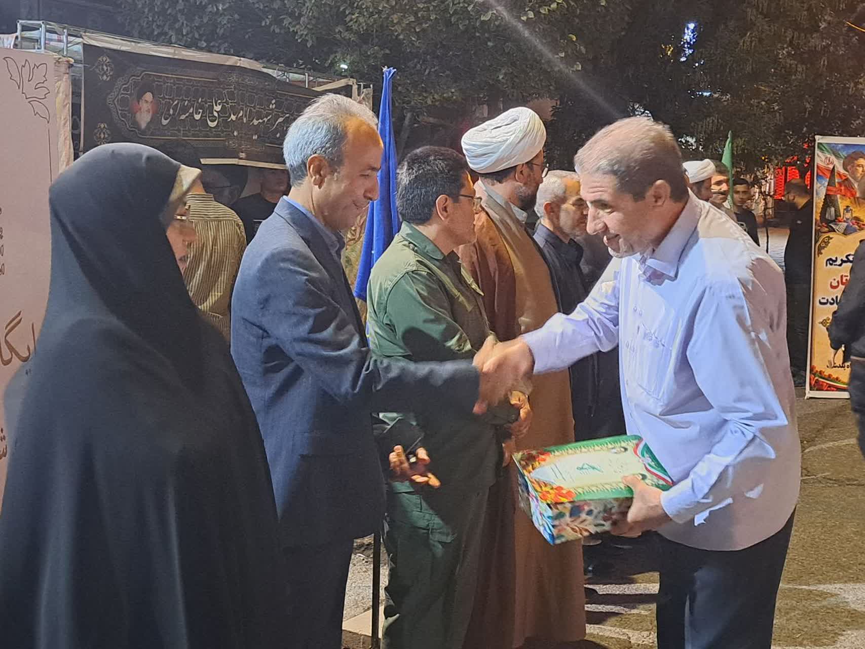 تجلیل از رزمندگان و یادگاران دفاع مقدس در تجمع شبانه مردم پلدشت