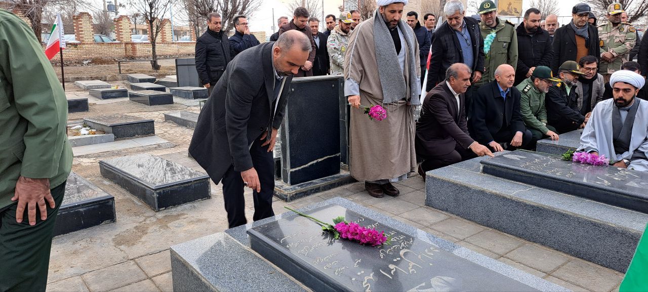 غبارروبی و عطرافشانی مزار شهدای شهر پلدشت