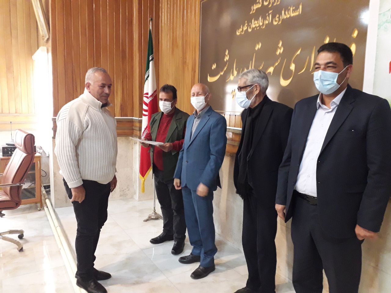 دیدار صمیمی هنرمندان و شاعران شهرستان با فرماندار پلدشت