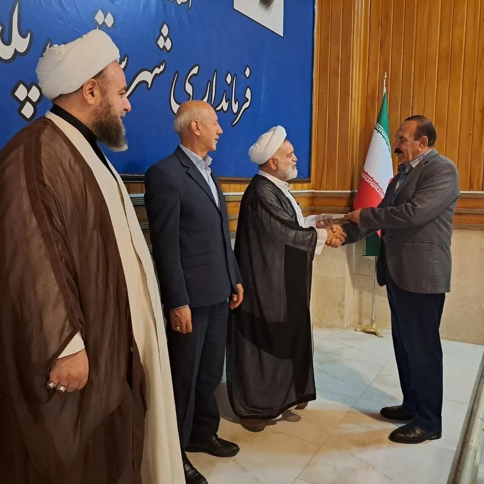 تجلیل از ایثارگران شاغل در فرمانداری و شهرداری های تابعه شهرستان پلدشت
