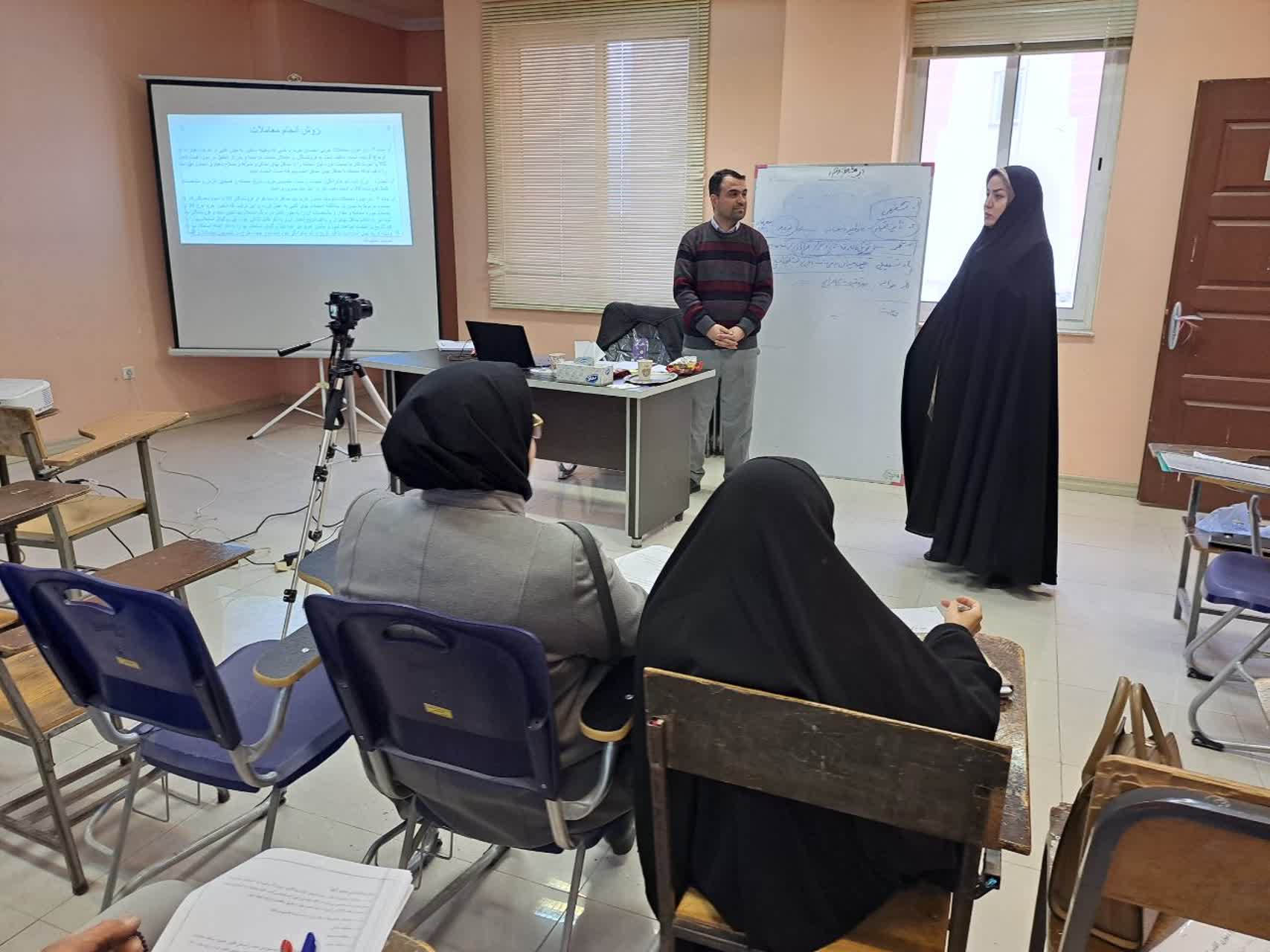 دهیاران با تسلط بر قوانین و شناسایی دقیق فرصت‌های سرمایه‌گذاری در هر روستا، می‌توانند نقش مؤثری در جذب و هدایت سرمایه‌گذاران برای مشارکت در پروژه‌های توسعۀ روستای خود ایفا نمایند