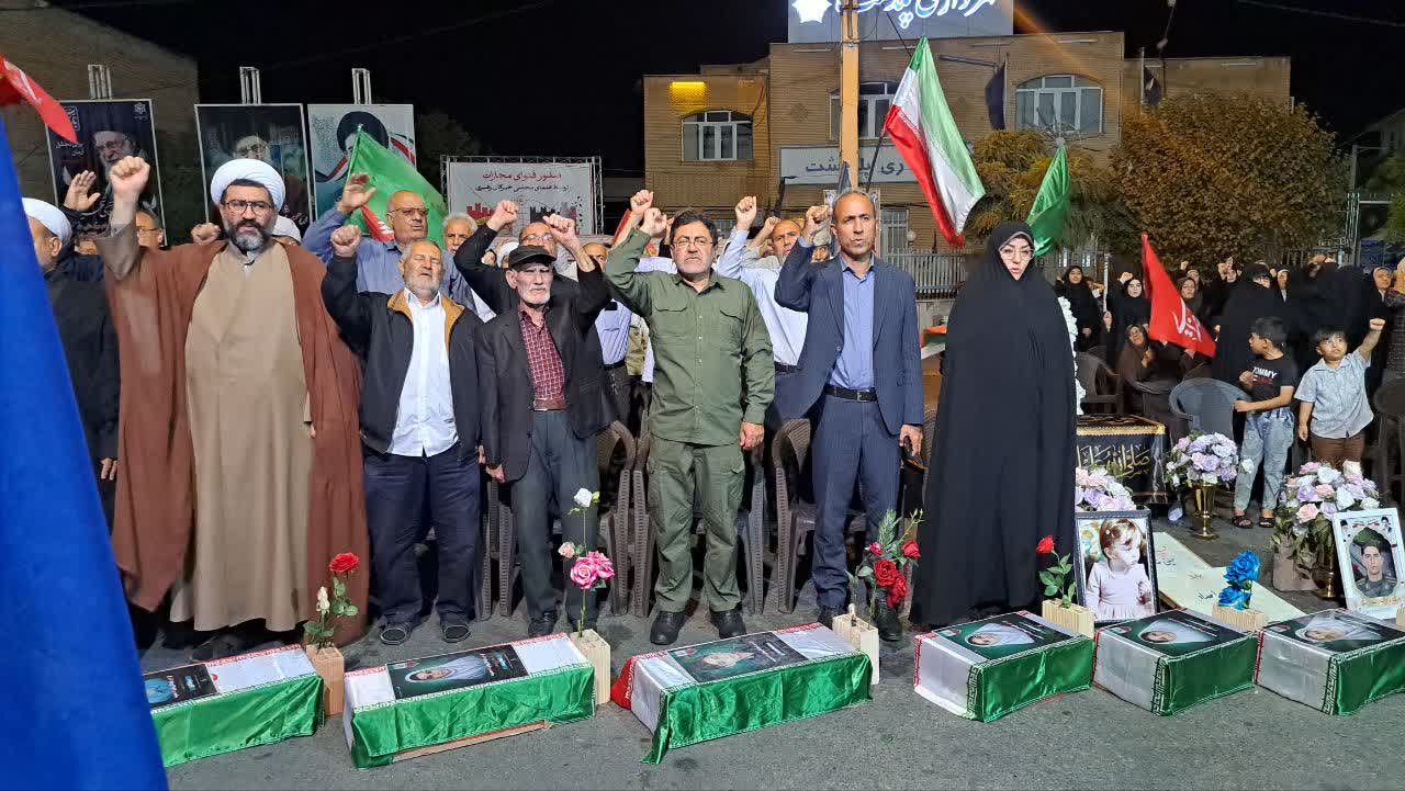 تجلیل از رزمندگان و یادگاران دفاع مقدس در تجمع شبانه مردم پلدشت