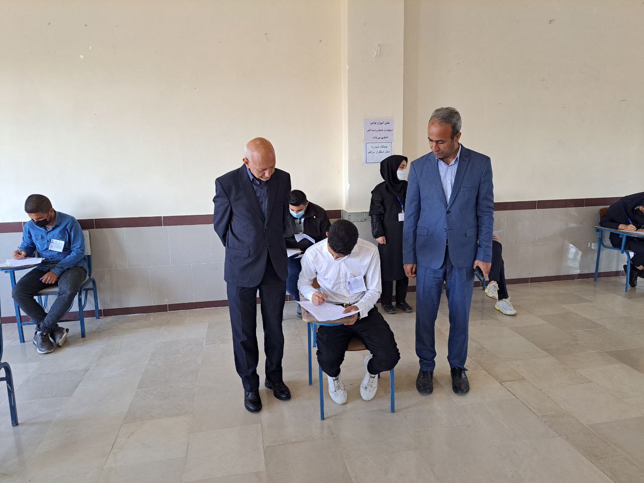 بازدید فرماندار شهرستان از حوزه امتحانات نهایی پایه دوازدهم شهر نازک علیاء