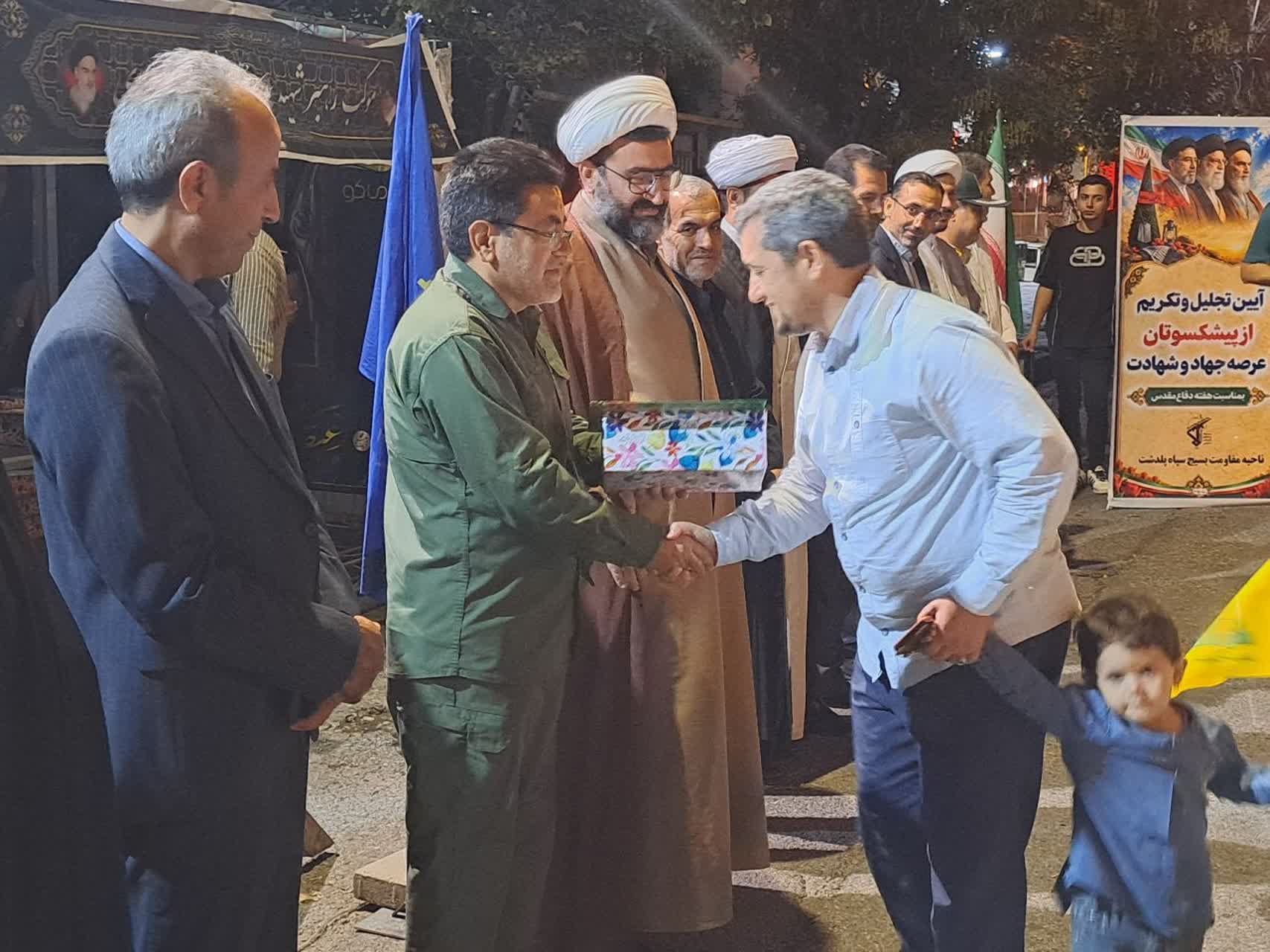 تجلیل از رزمندگان و یادگاران دفاع مقدس در تجمع شبانه مردم پلدشت