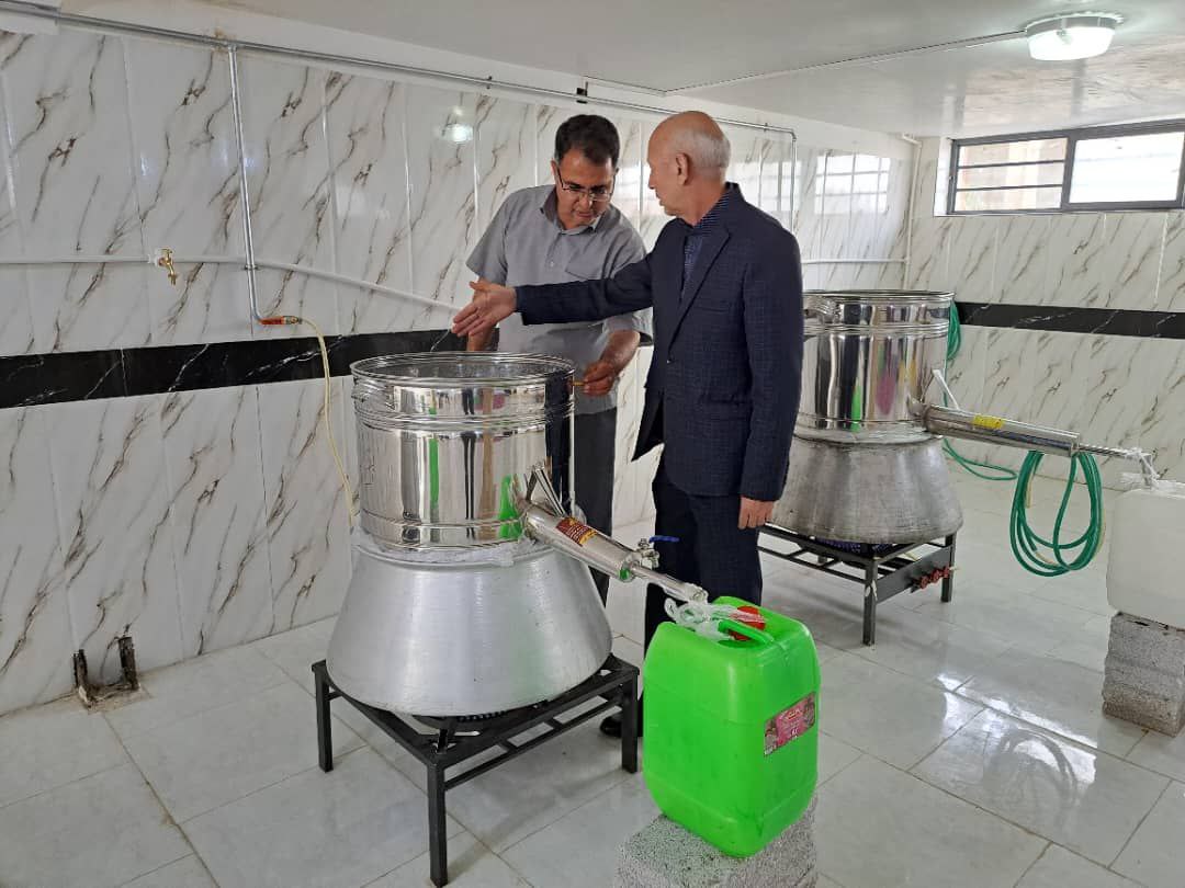 بازدید فرماندار پلدشت از مزرعه گل محمدی و گارگاه گلاب گیری عظیم زاده
