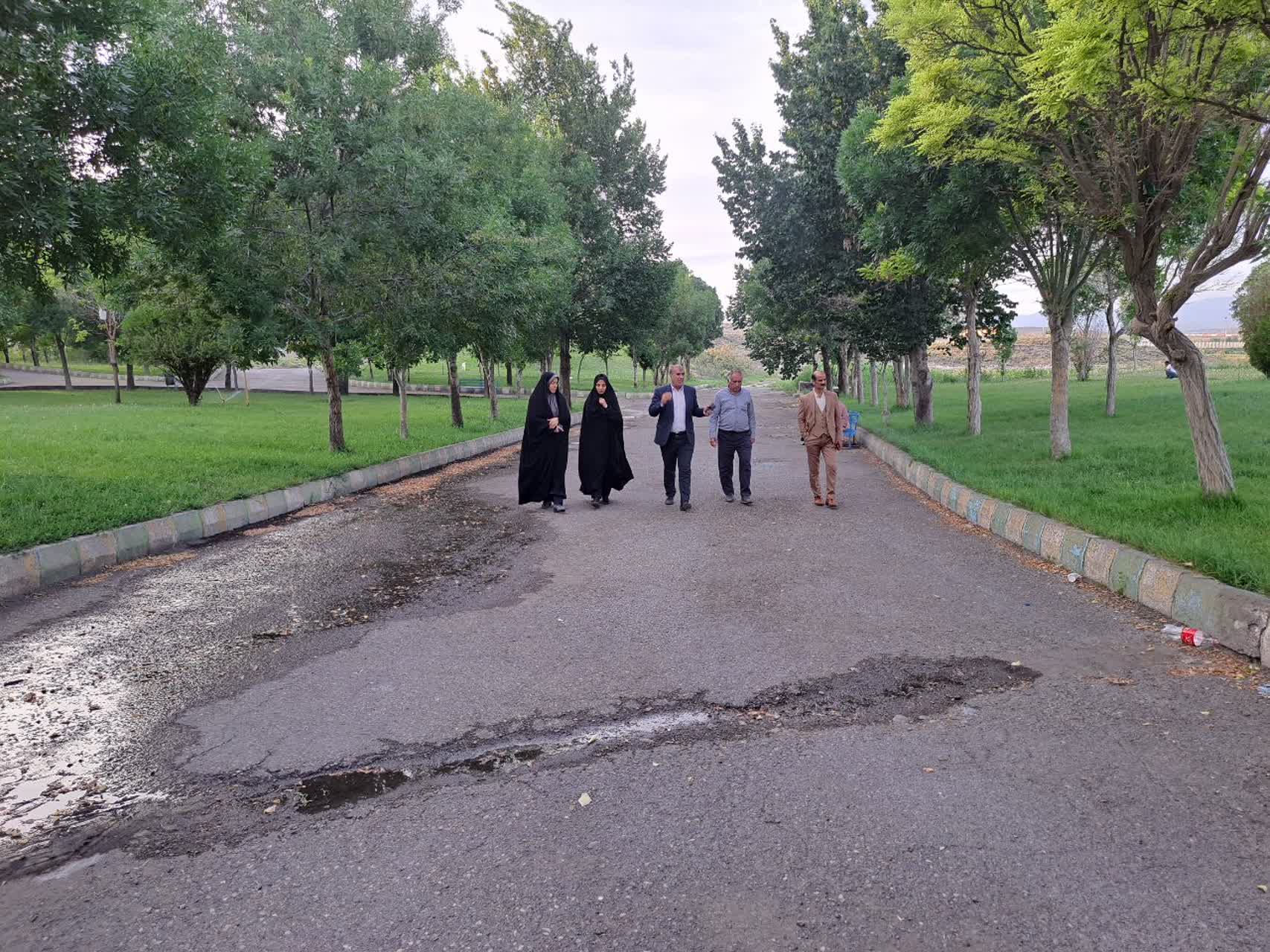 باید توجه ویژهای به زیباسازی فضای شهری، ساماندهی سرویسهای بهداشتی و تجهیز پارکها برای رفاه شهروندان شود
