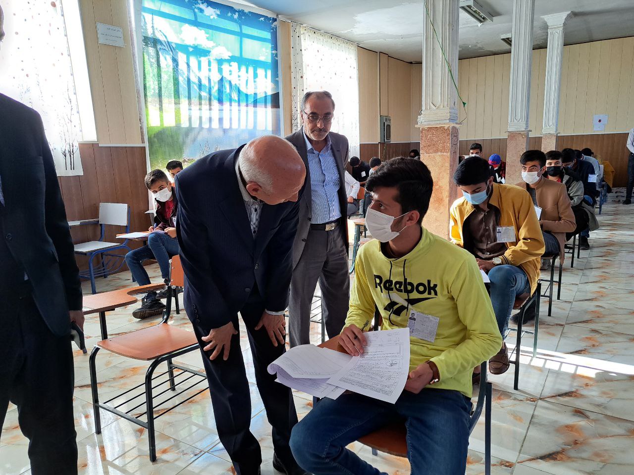 بازدید فرماندار شهرستان از حوزه امتحانات نهایی پایه داوزدهم پلدشت