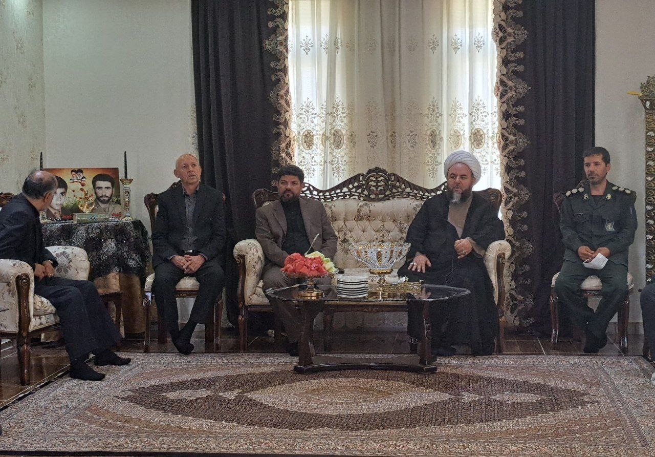 دیدار معاون هماهنگی و امور عمرانی استاندار آذربایجان غربی با خانواده شهید والامقام محمدرضا محسنی زاده