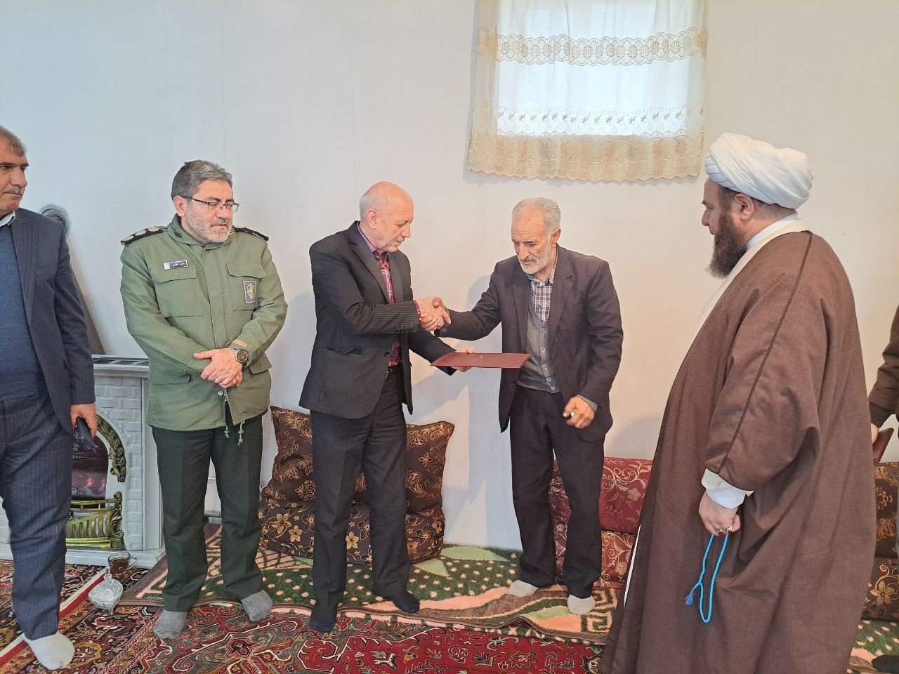 دیدار فرماندار شهرستان پلدشت با خانواده معزز شهید محسن قوردویی میلان