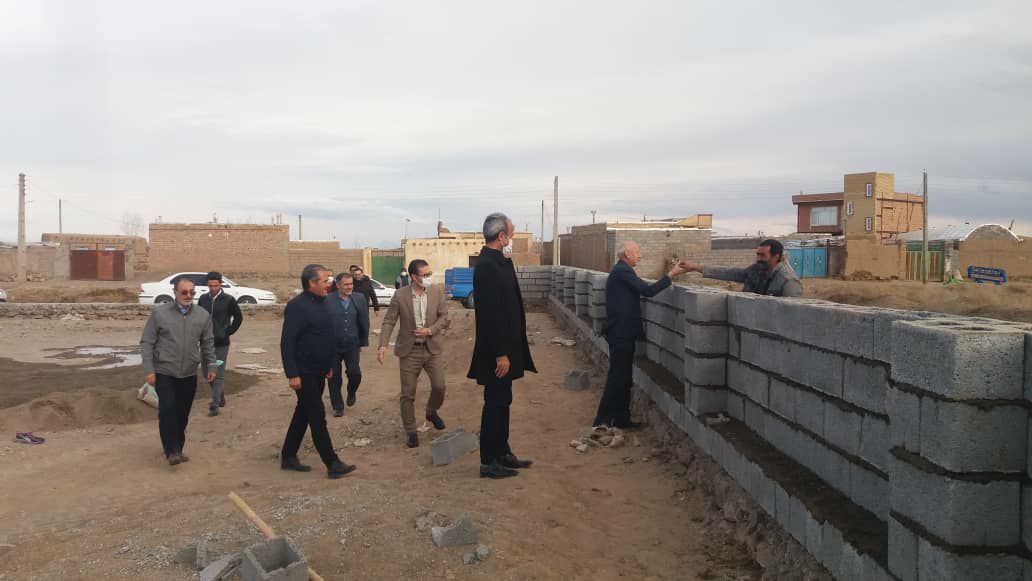 مشارکت مردم در ساخت دیوار آموزشگاه روستای ساختمان