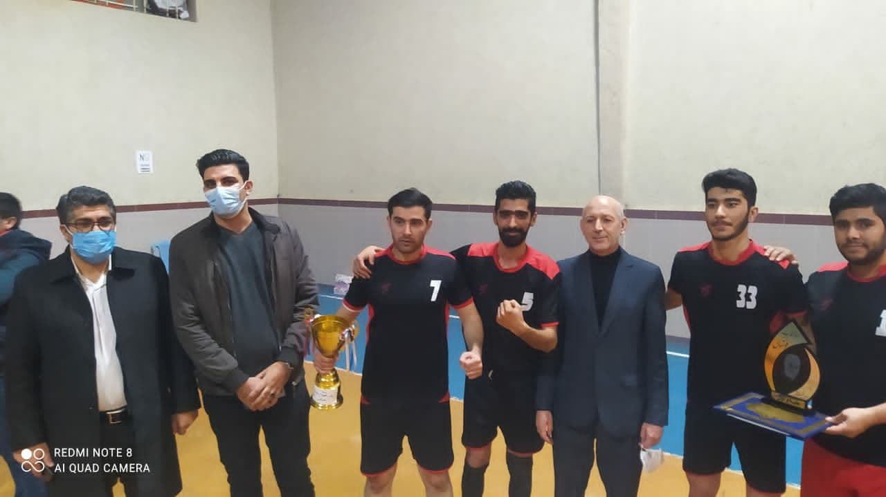 شرکت فرماندار در اختتامیه مسابقات فوتسال جام فجر و شهید سردار سلیمانی شهر نازک
