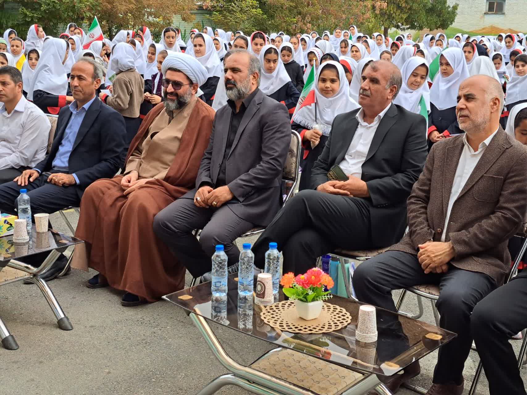 آیین شهرستانی جشن عاطفهها در دبستان حضرت رقیه(س) پلدشت برگزار شد