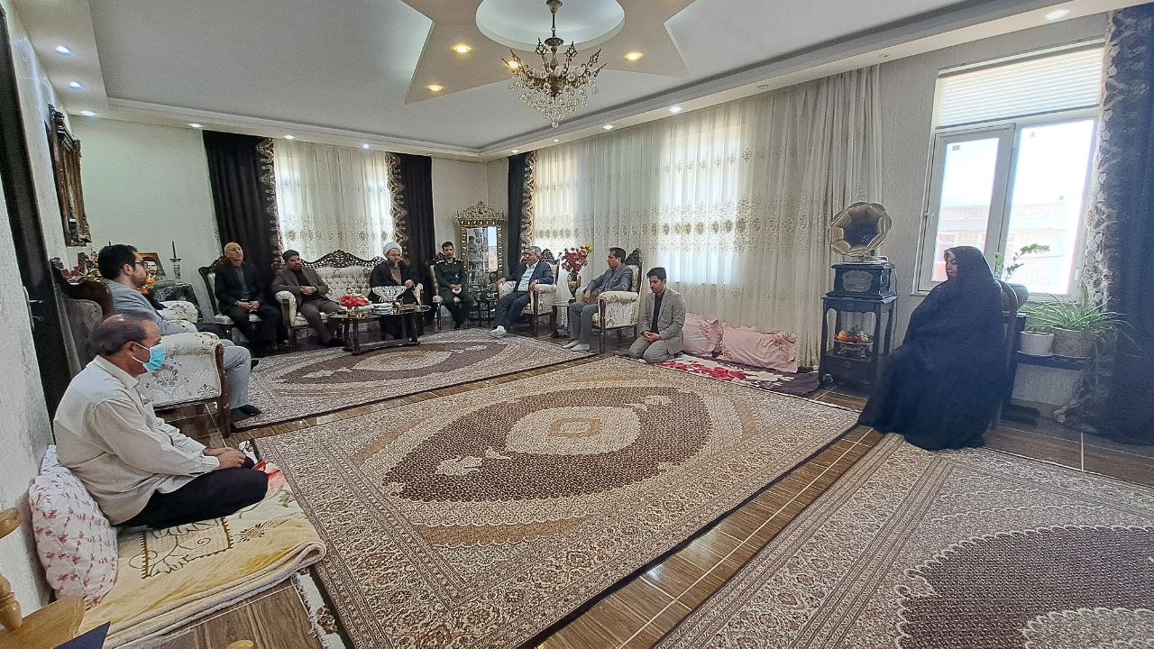 دیدار معاون هماهنگی و امور عمرانی استاندار آذربایجان غربی با خانواده شهید والامقام محمدرضا محسنی زاده
