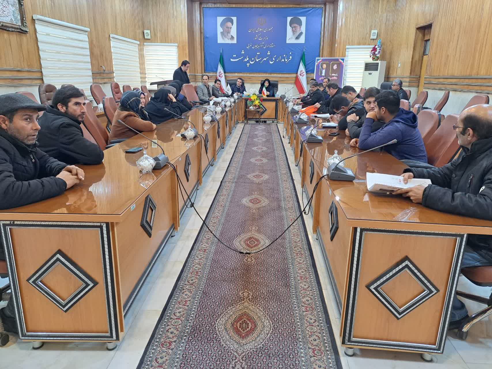 برگزاری میز خدمت با حضور فرماندارشهرستان و مدیر کل بنیاد مسکن انقلاب اسلامی استان آذربایجان غربی