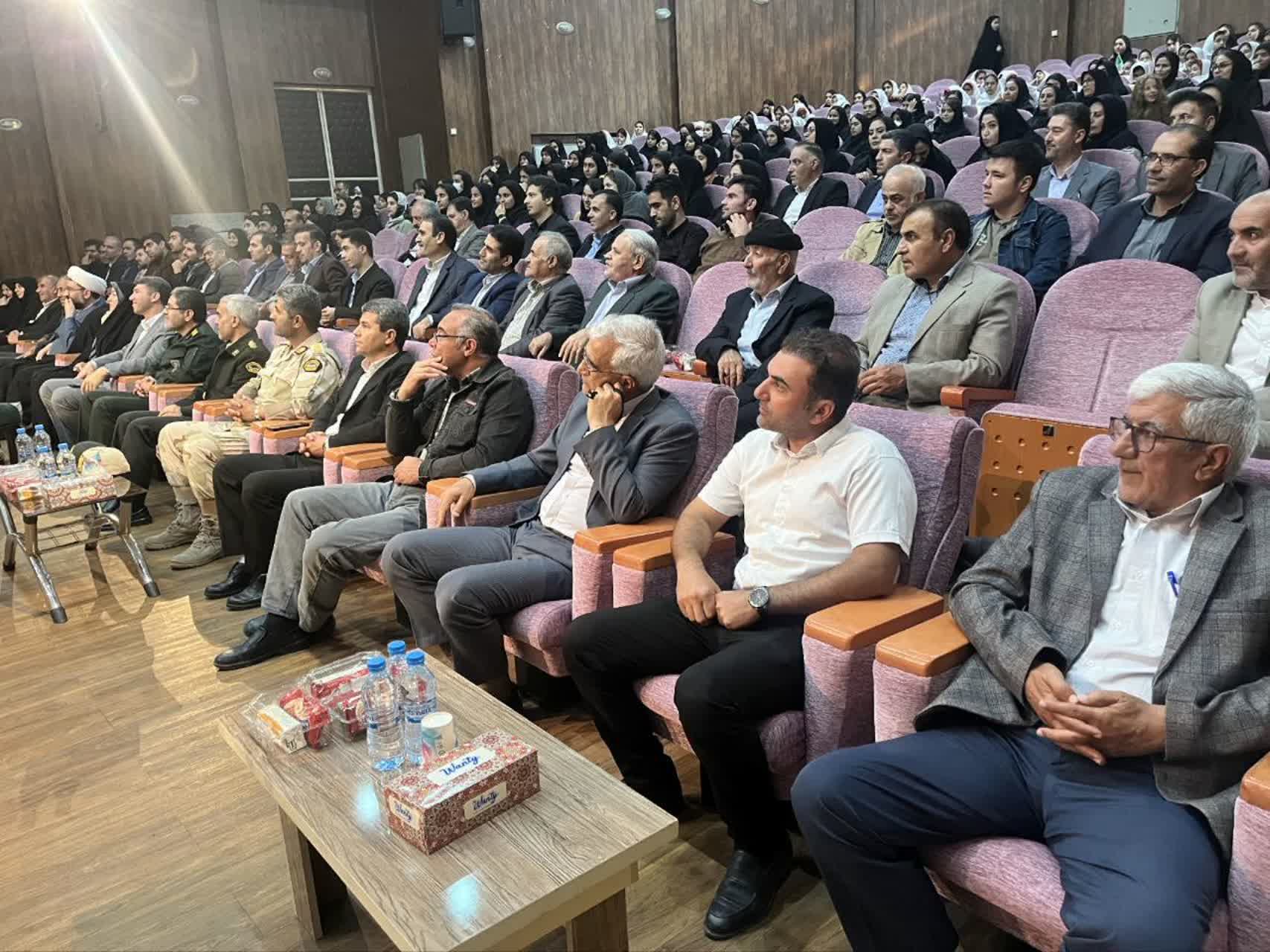 نقش معلم تنها در انتقال دانش خلاصه نمیشود، بلکه آنان معماران شخصیت و اخلاق نسل آیندهاند