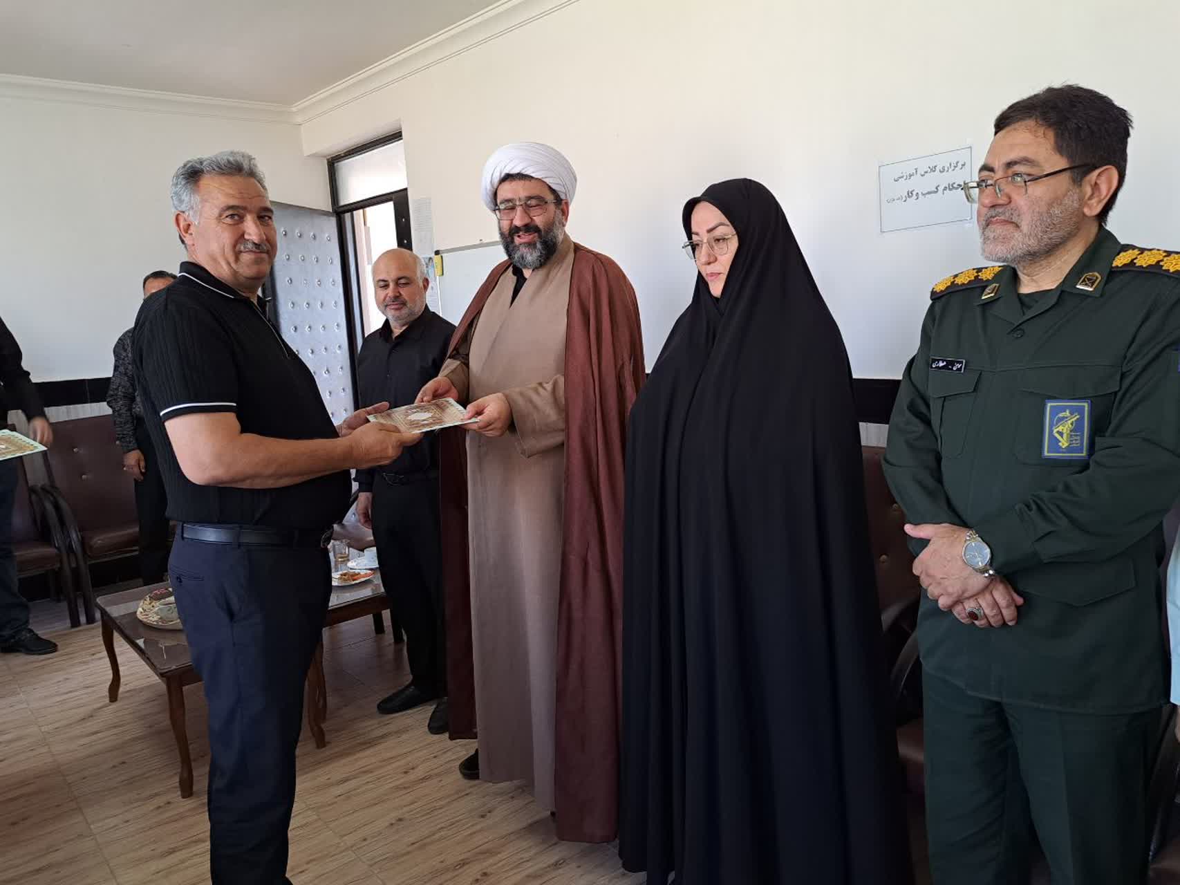 تجلیل فرماندار از نقش اصناف در تأمین امنیت غذایی و آرامش بازار در دوران جنگ