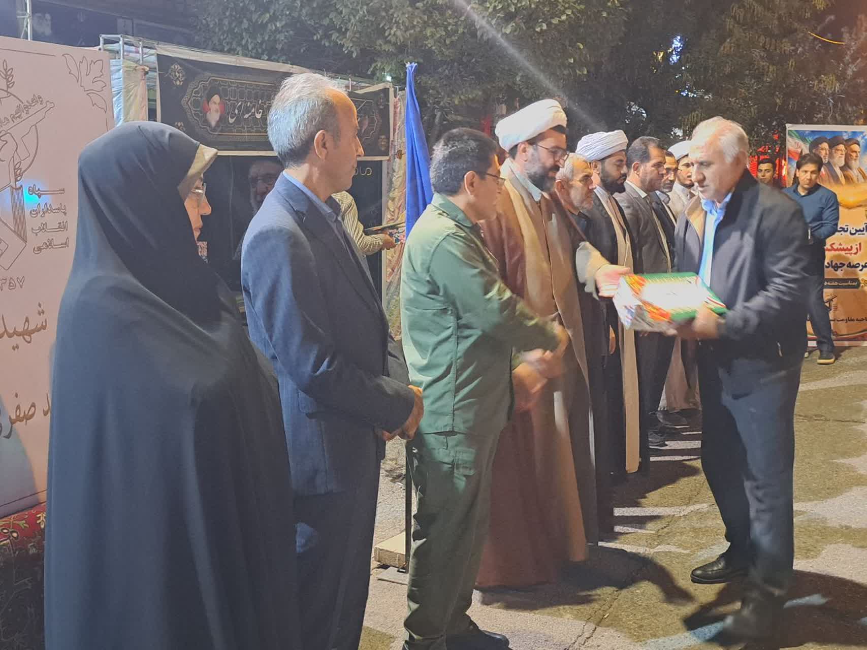تجلیل از رزمندگان و یادگاران دفاع مقدس در تجمع شبانه مردم پلدشت