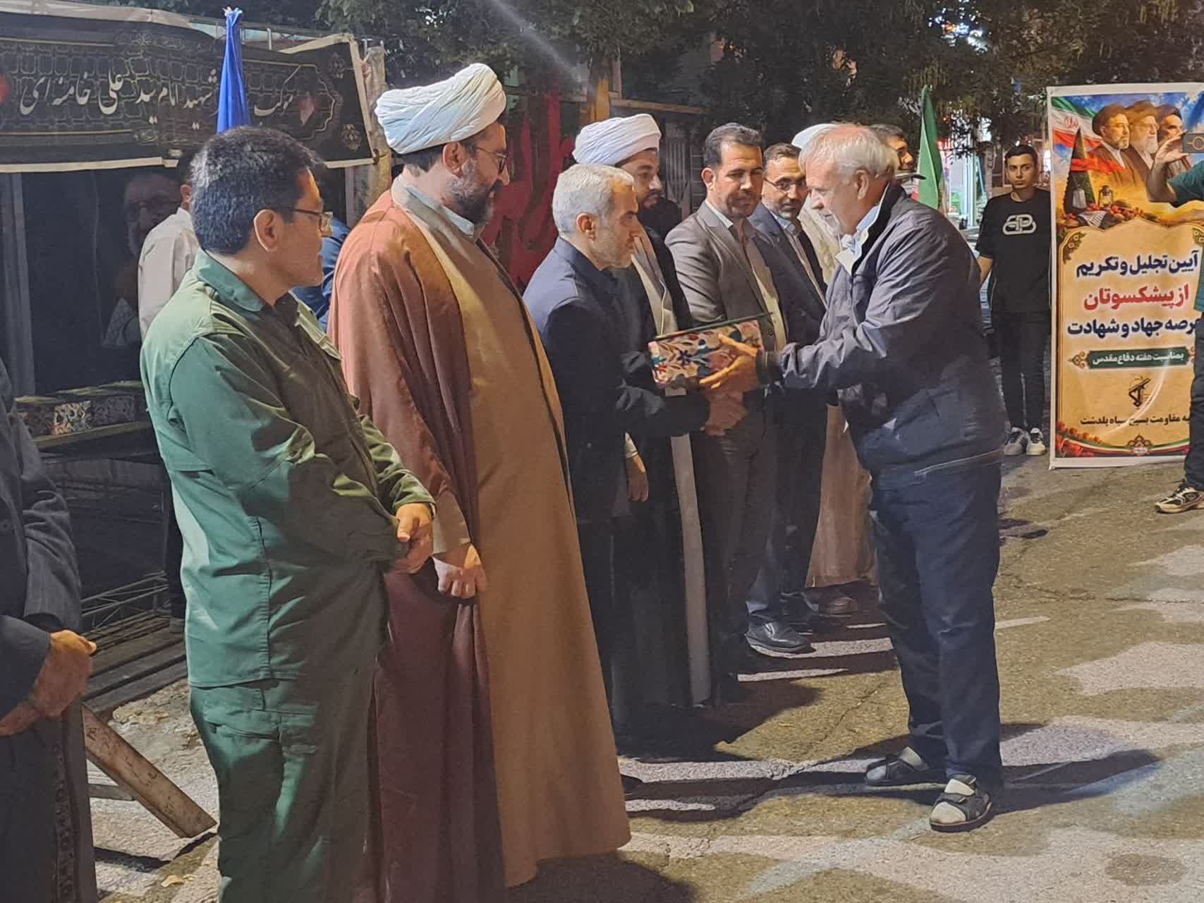 تجلیل از رزمندگان و یادگاران دفاع مقدس در تجمع شبانه مردم پلدشت