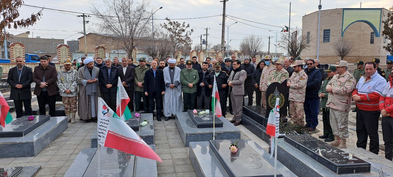 غبارروبی و عطرافشانی مزار شهدای شهر پلدشت