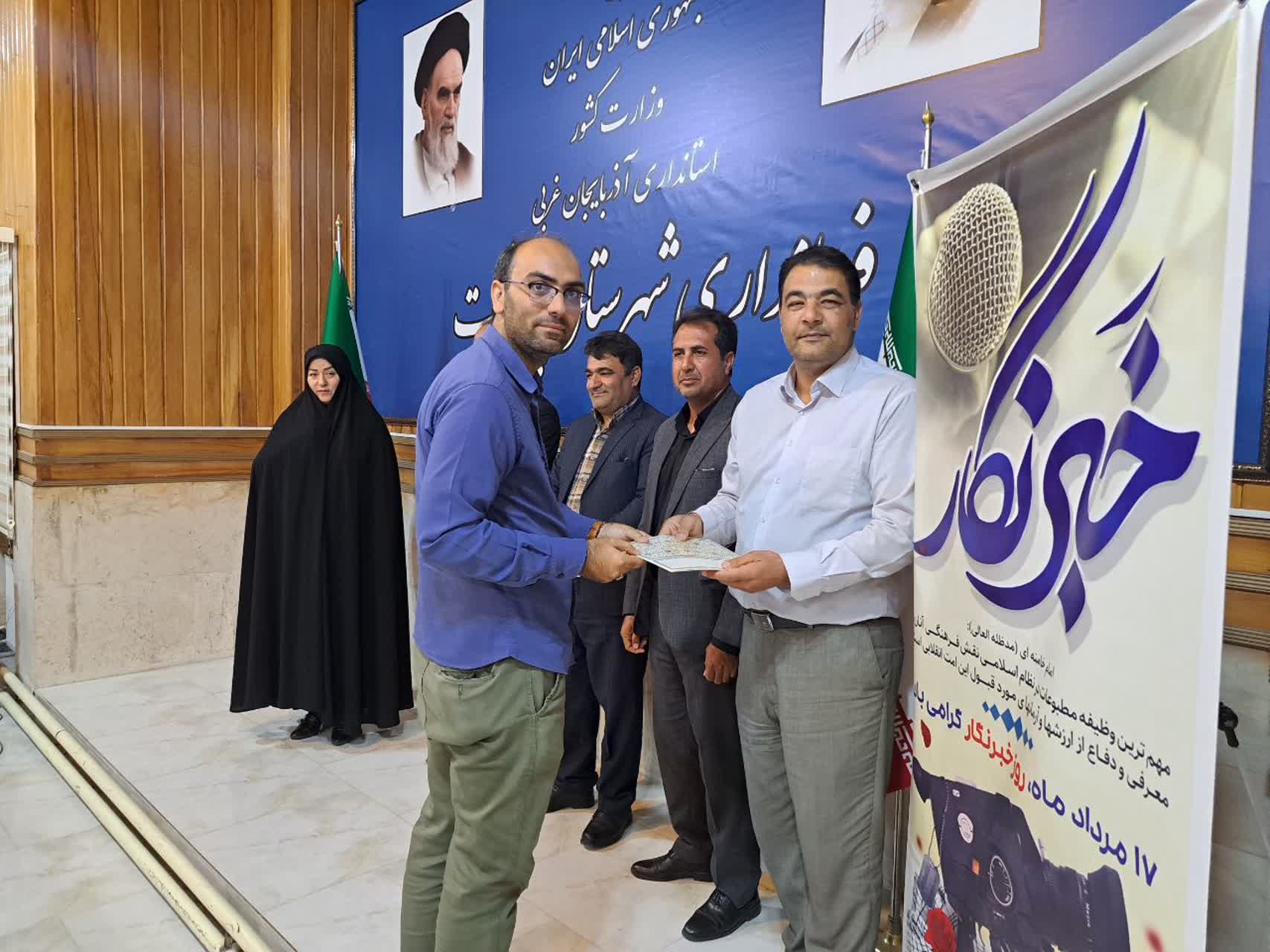 نشست صمیمی فرماندار پلدشت با خبرنگاران و فعالان رسانه ای به مناسبت روز خبرنگار