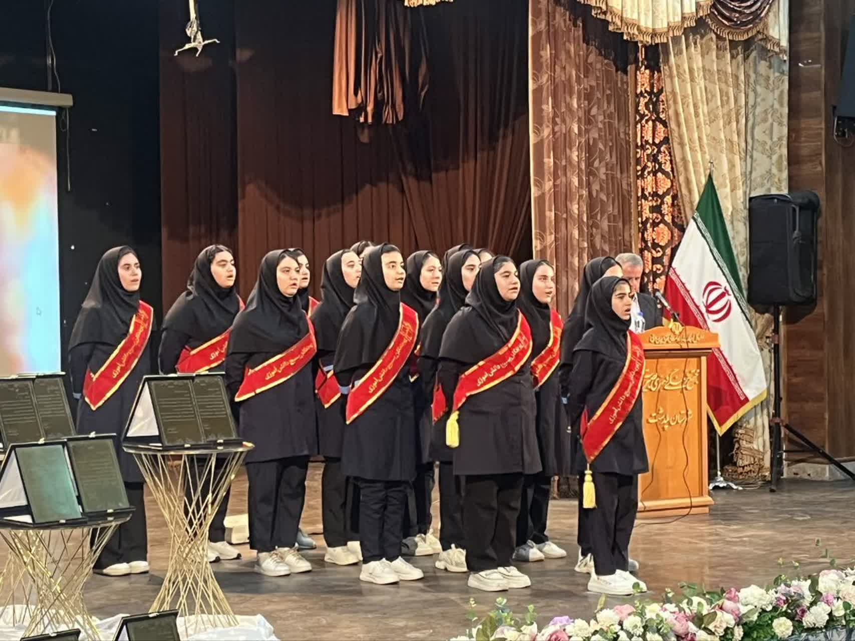 نقش معلم تنها در انتقال دانش خلاصه نمیشود، بلکه آنان معماران شخصیت و اخلاق نسل آیندهاند