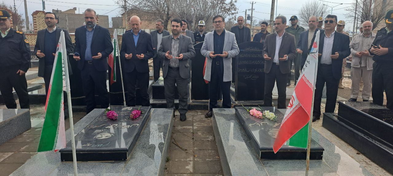 غبارروبی و عطرافشانی مزار شهدای شهر پلدشت برگزار شد