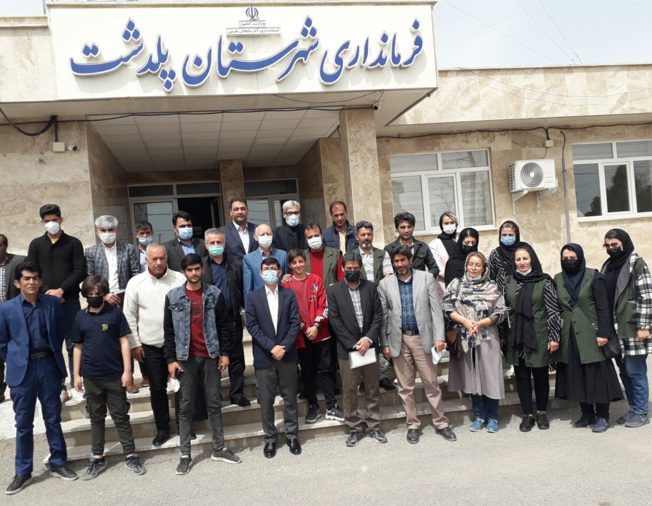 دیدار صمیمی هنرمندان و شاعران شهرستان با فرماندار پلدشت