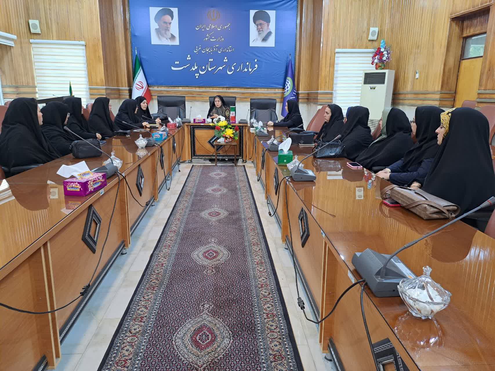 نشست هماندیشی بانوان شهرستان پلدشت با فرماندار/ تاکید رعنا قربانی بر بهرهگیری از ظرفیت بخش خصوصی برای توسعه پلدشت و ایجاد اشتغال برای بانوان