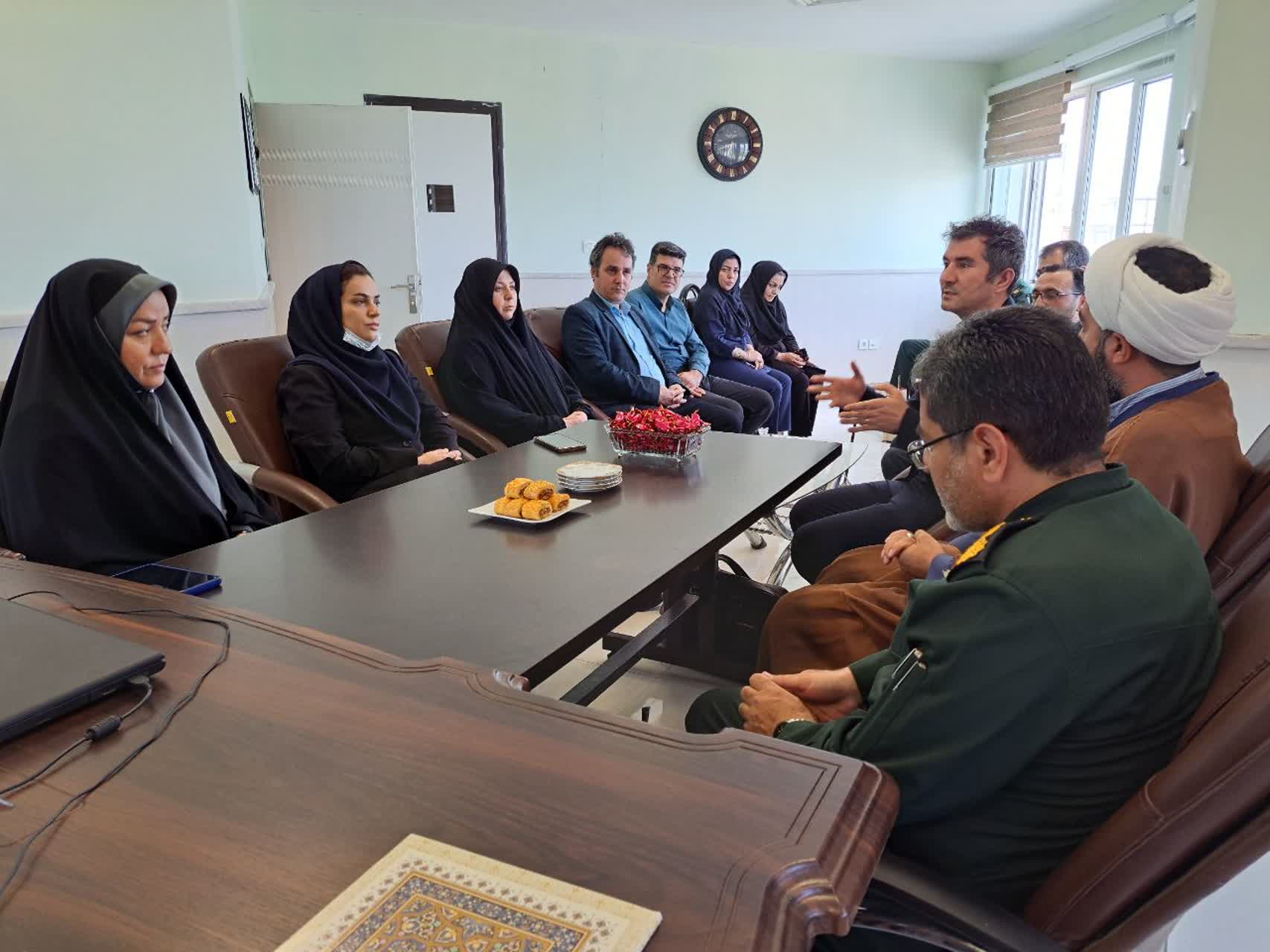 تجلیل از همسر شهید مدافع سلامت در هفته سلامت