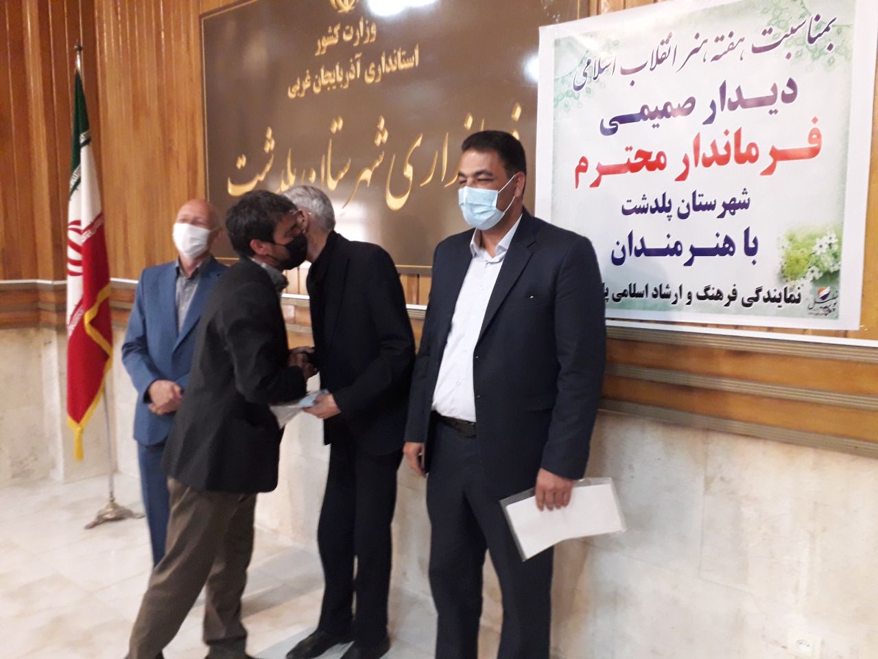 دیدار صمیمی هنرمندان و شاعران شهرستان با فرماندار پلدشت