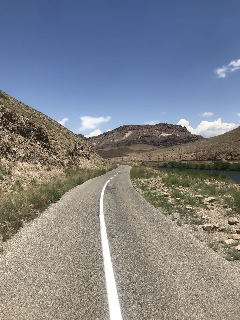 گزارش تصویری از اجرای عملیات خط کشی محور های مواصلاتی شهرستان پلدشت