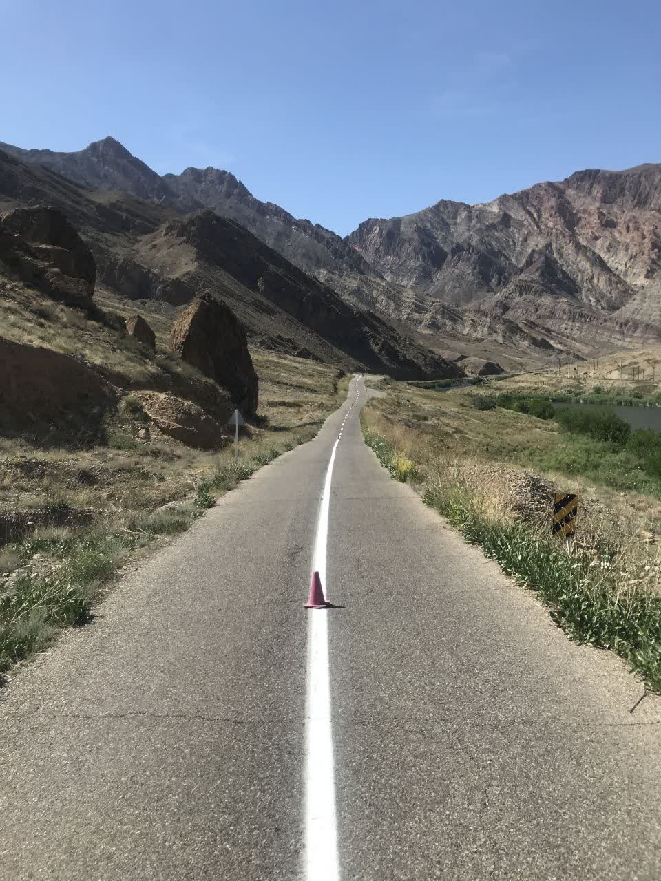گزارش تصویری از اجرای عملیات خط کشی محور های مواصلاتی شهرستان پلدشت