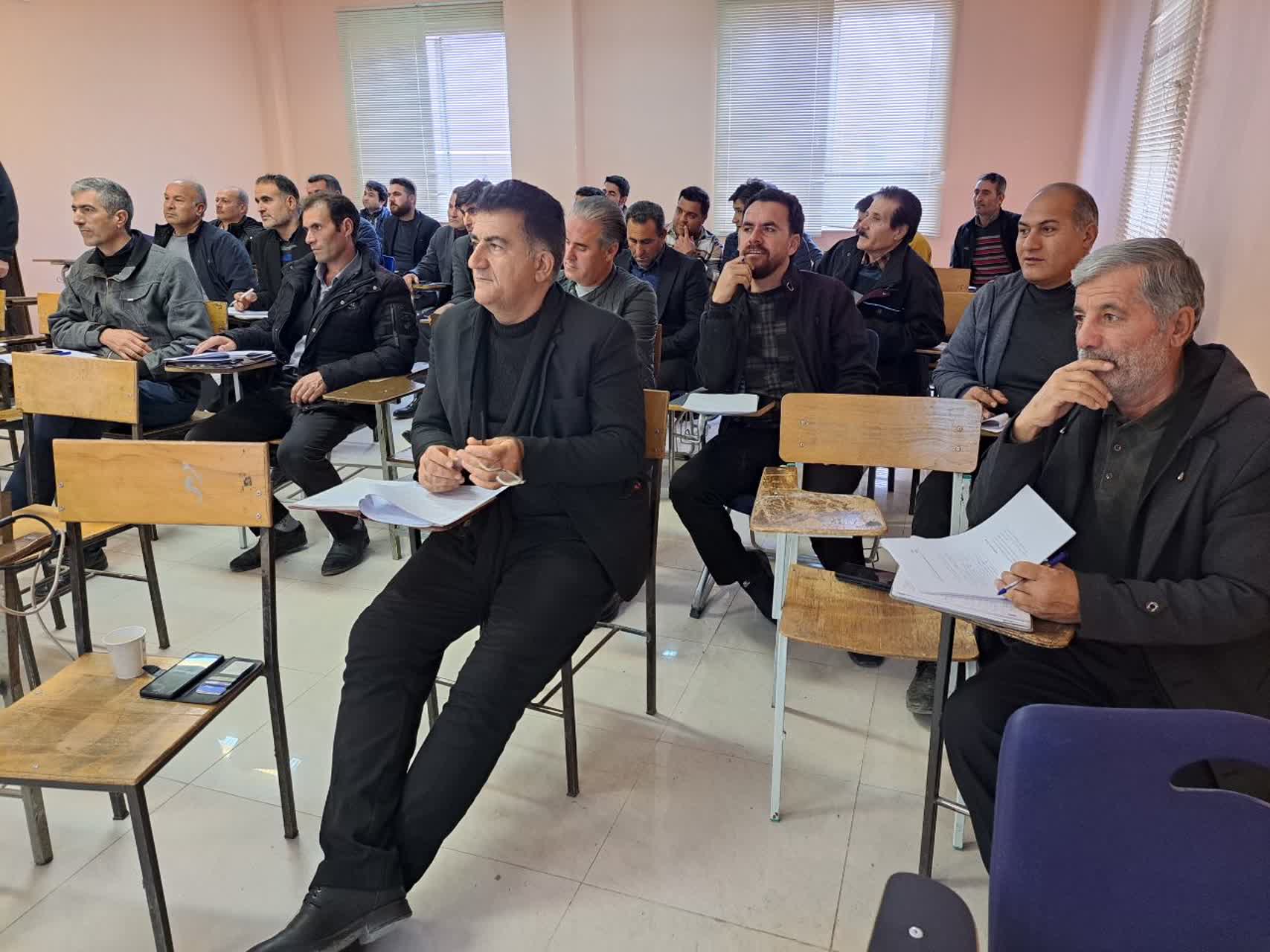 دهیاران با تسلط بر قوانین و شناسایی دقیق فرصت‌های سرمایه‌گذاری در هر روستا، می‌توانند نقش مؤثری در جذب و هدایت سرمایه‌گذاران برای مشارکت در پروژه‌های توسعۀ روستای خود ایفا نمایند