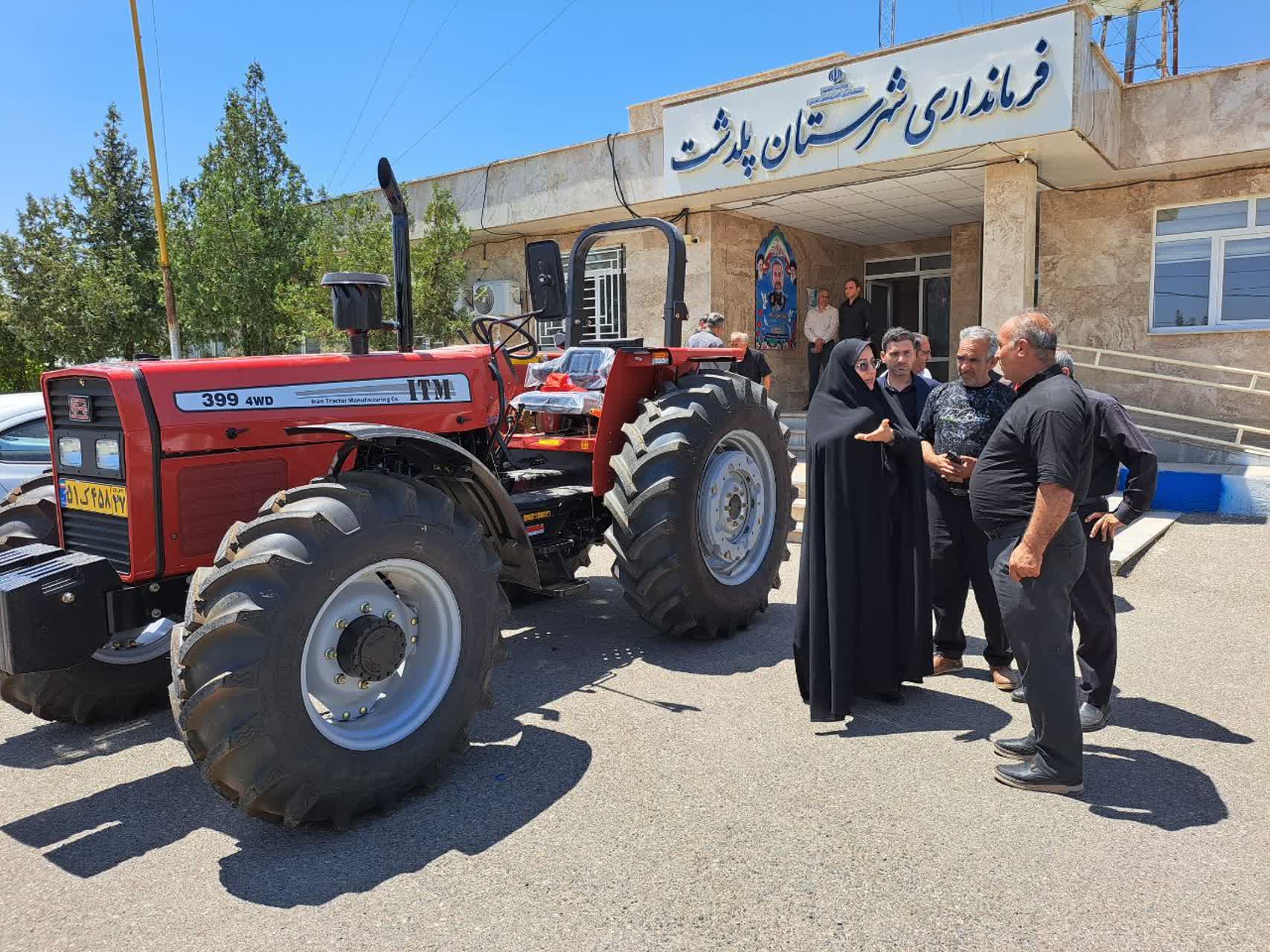 یک دستگاه تراکتور به دهیاری روستای نازک سفلی تحویل داده شد