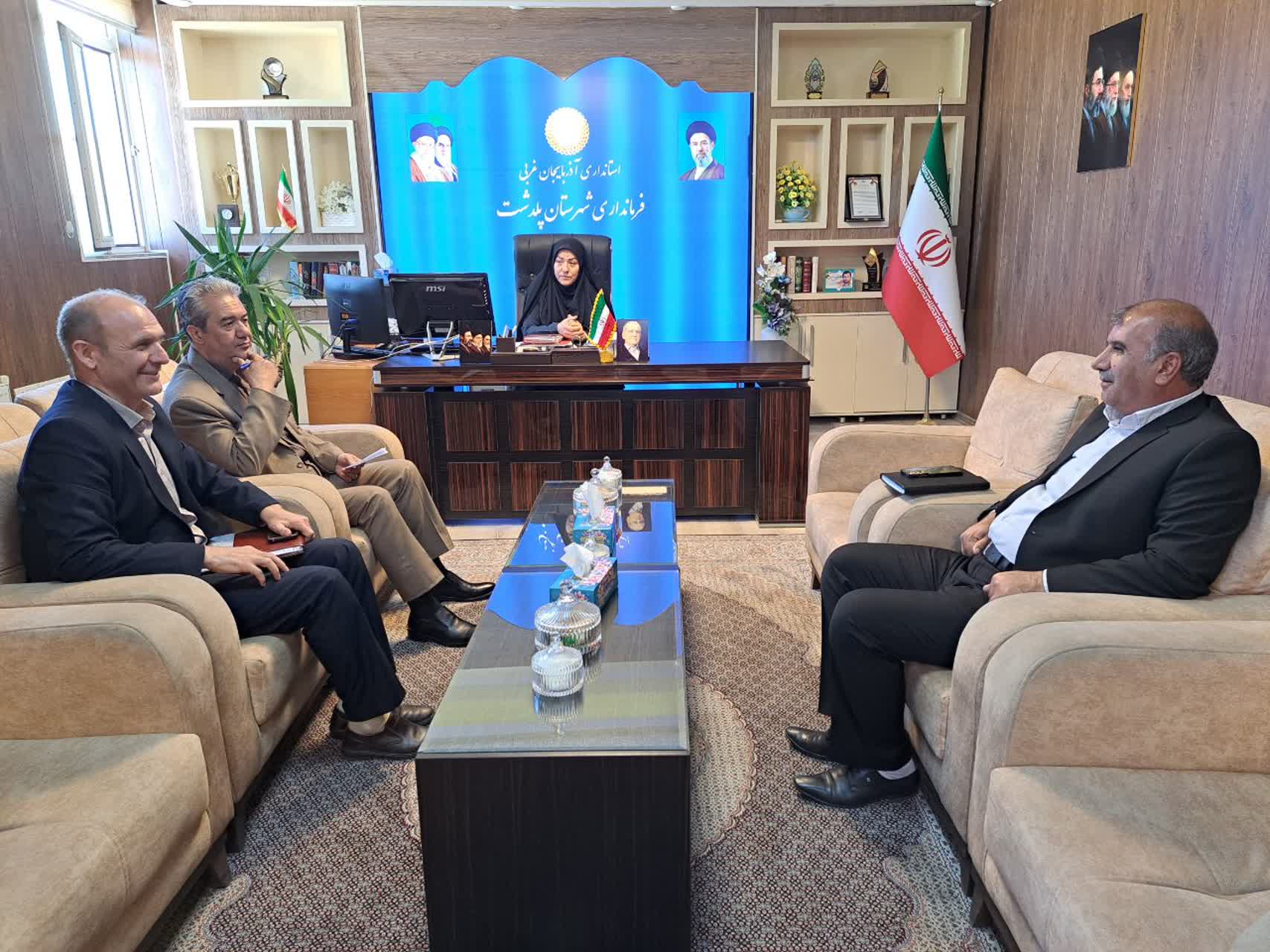 برگزاری نشست بررسی مشکلات مرزی و ساماندهی کامیون‌های ورودی در فرمانداری پلدشت