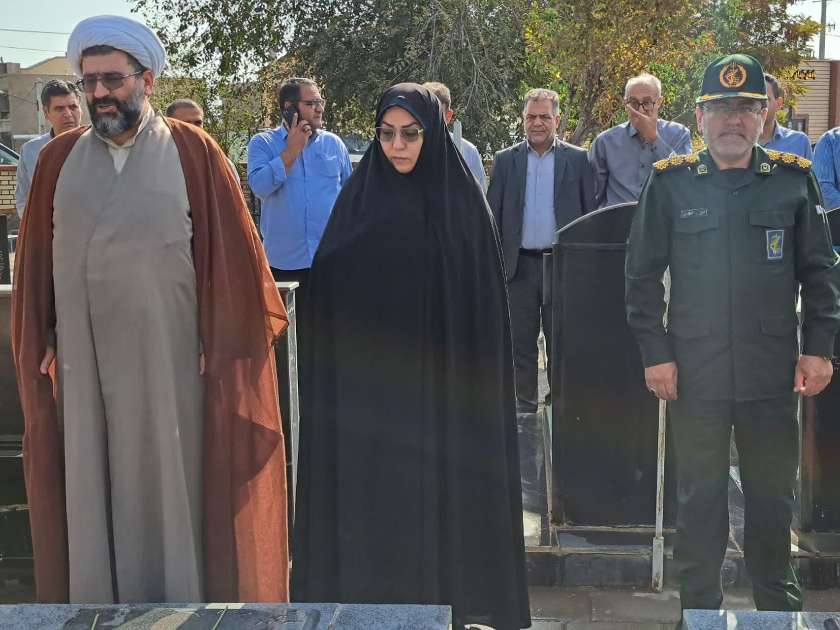 غبارروبی و عطرافشانی مزار شهدای شهرستان پلدشت به مناسبت گرامیداشت هفته دولت