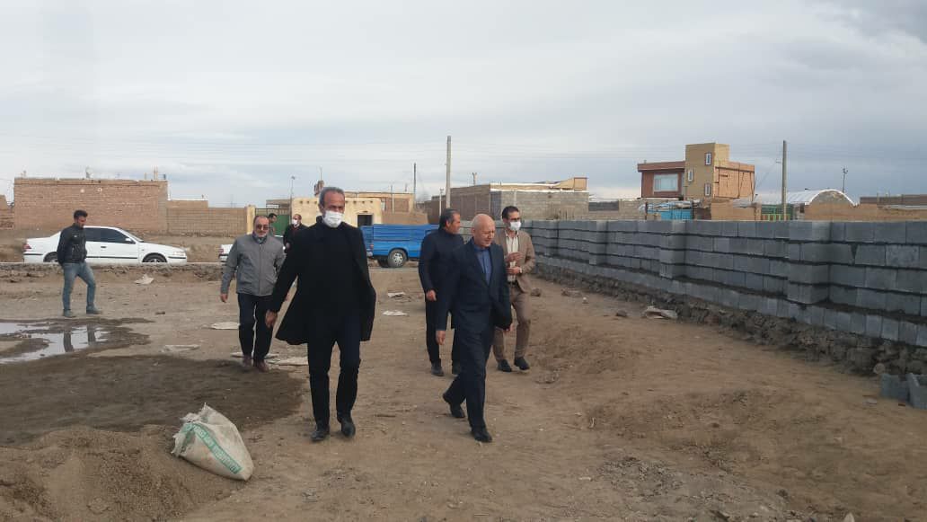 مشارکت مردم در ساخت دیوار آموزشگاه روستای ساختمان