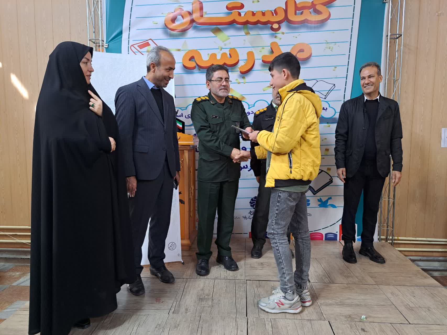 پرداختن به کتاب و قلم از شرافت و جایگاه ویژه‌ای برخوردار است و کسانی که در این مسیر گام برمی‌دارند، دارای جایگاهی ارزشمند در جامعه هستند