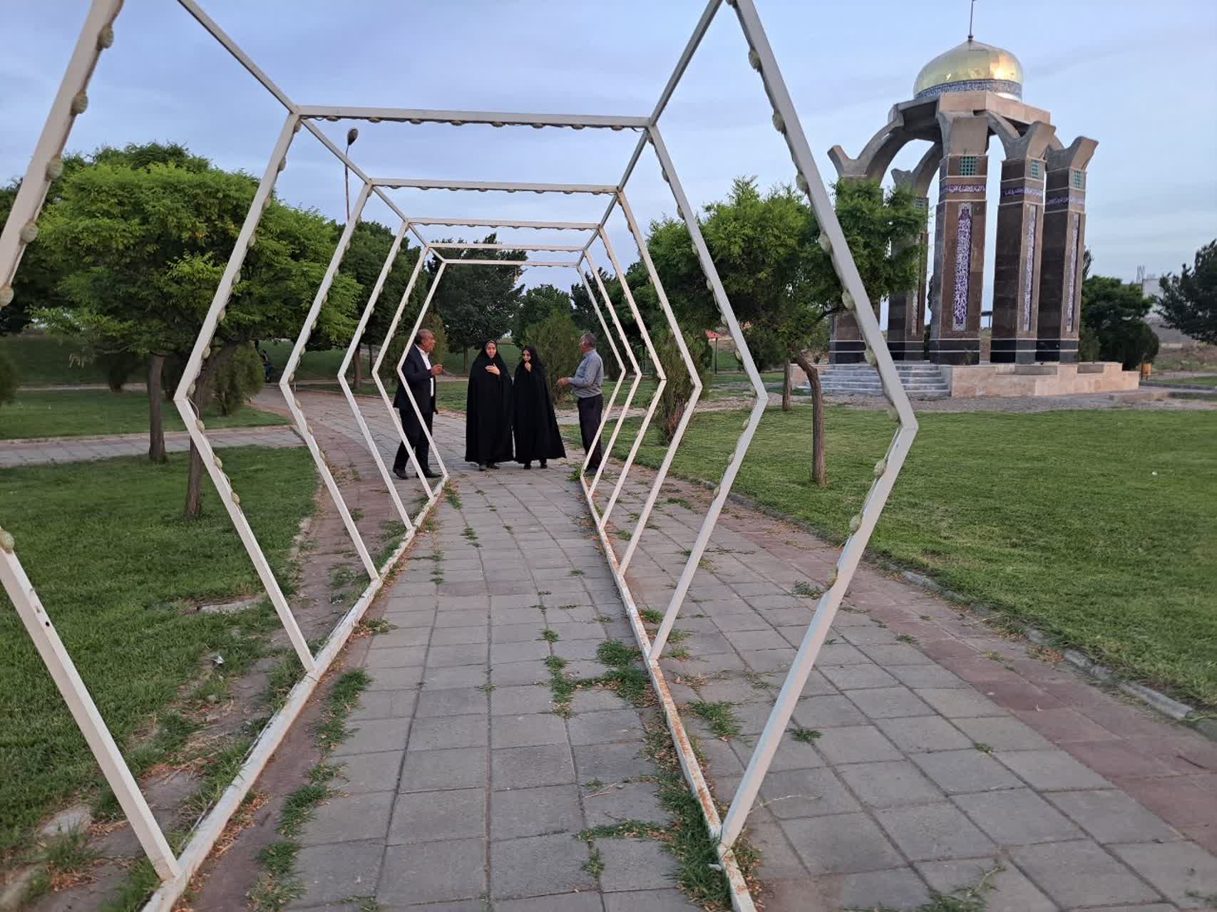 باید توجه ویژهای به زیباسازی فضای شهری، ساماندهی سرویسهای بهداشتی و تجهیز پارکها برای رفاه شهروندان شود